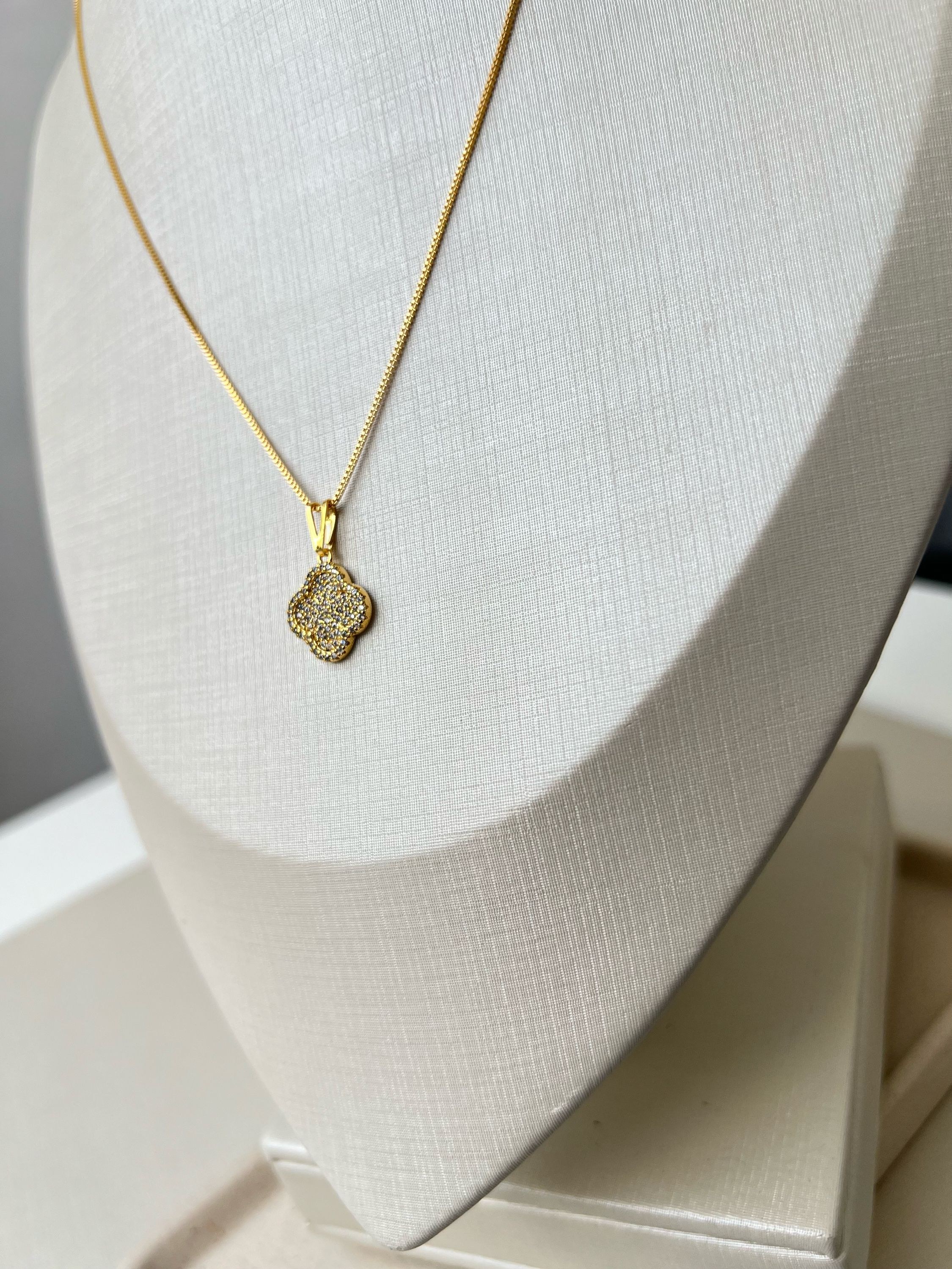 Colar pingente trevo cravejado de strass