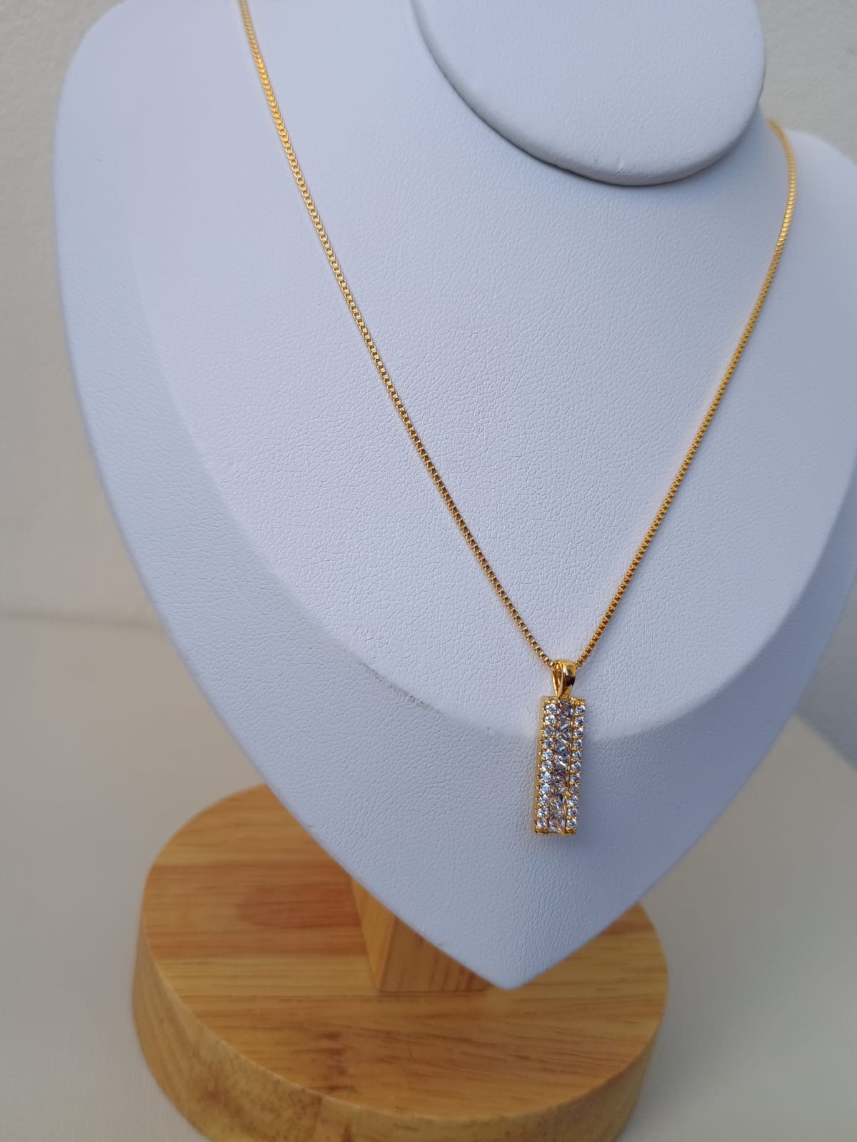 Colar com pingente palito cravejado com zircônias