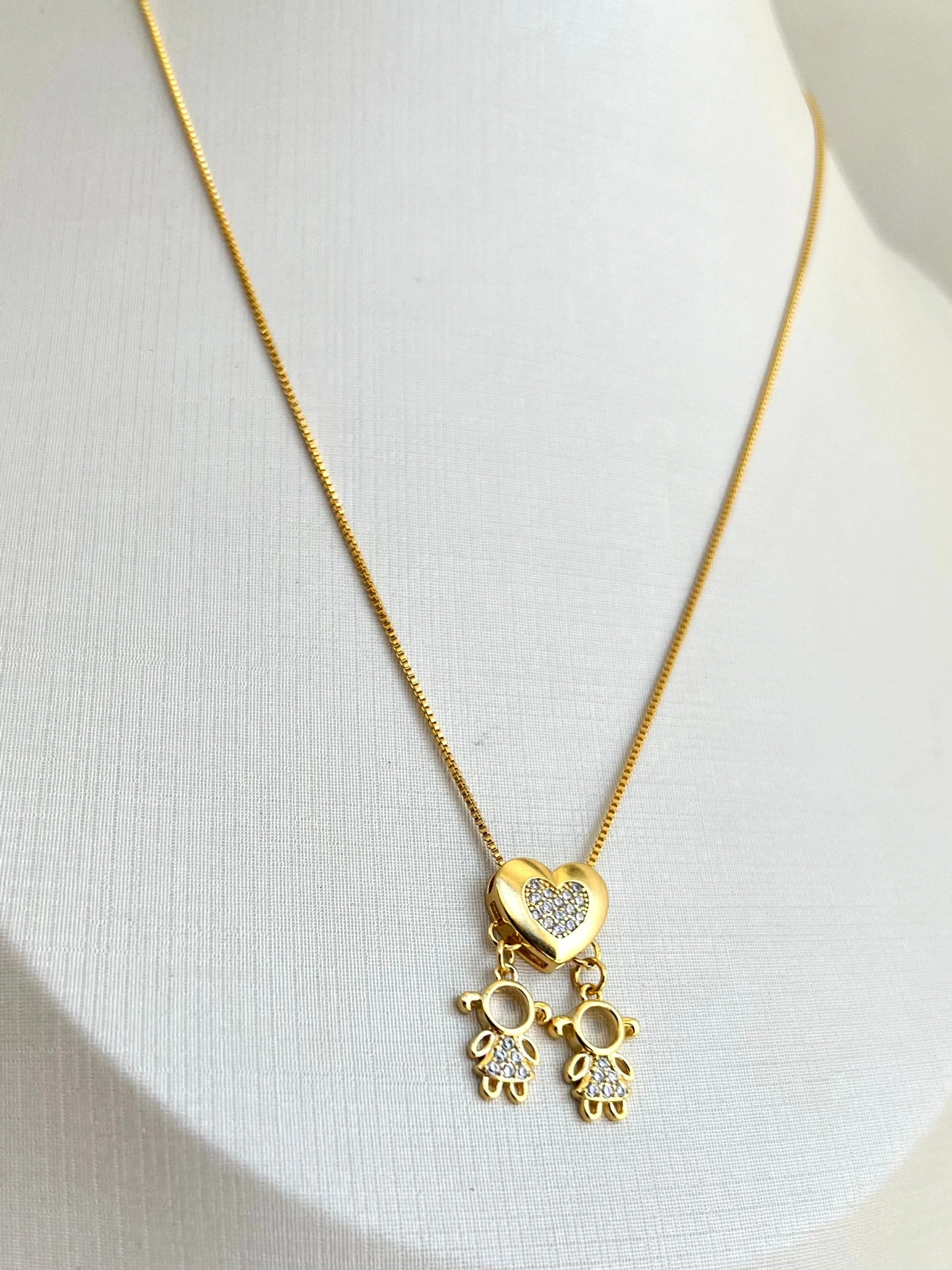 Colar com pingente de coração strass e duas meninas