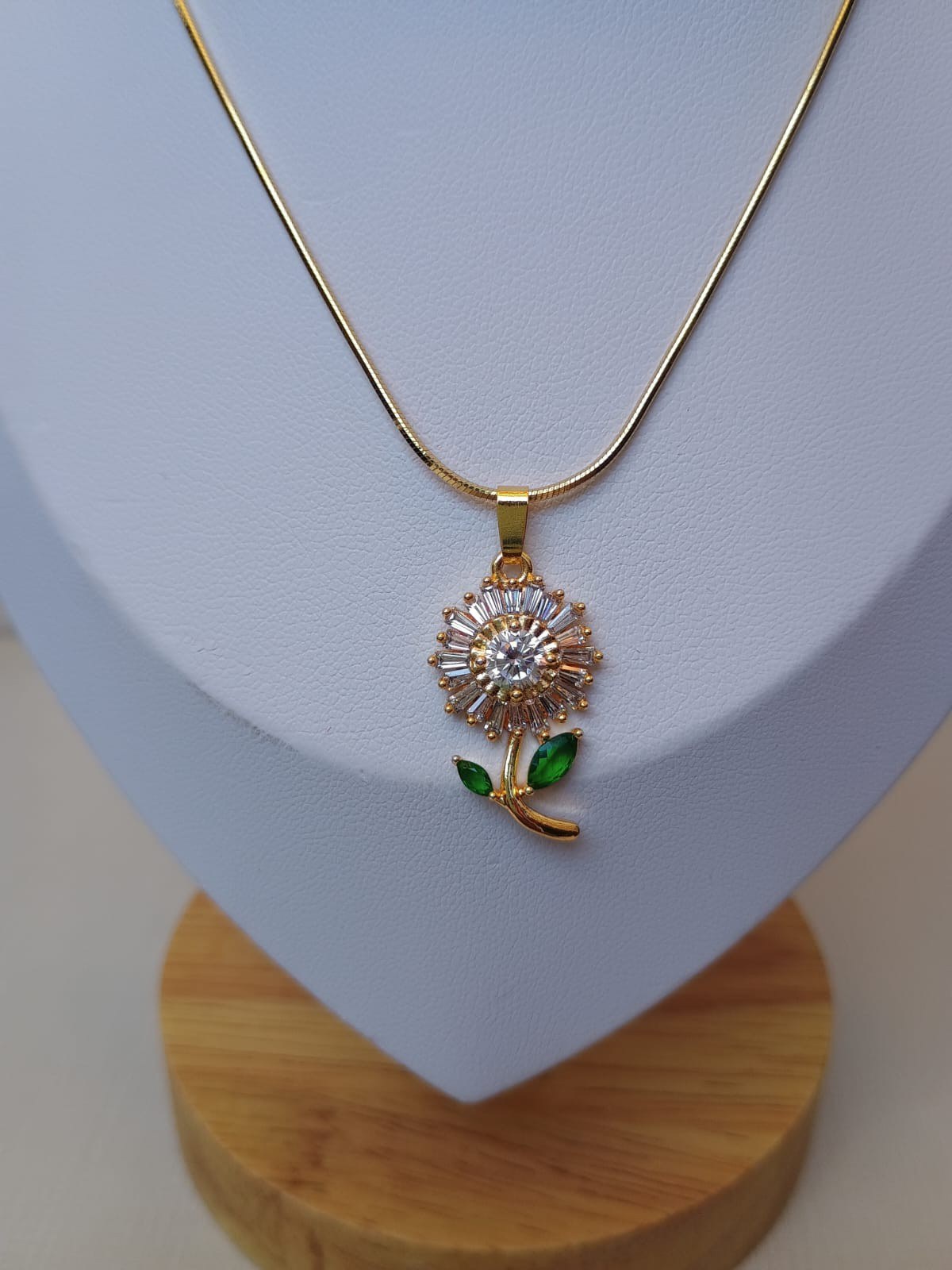 Colar de flor cravejado com zircônias