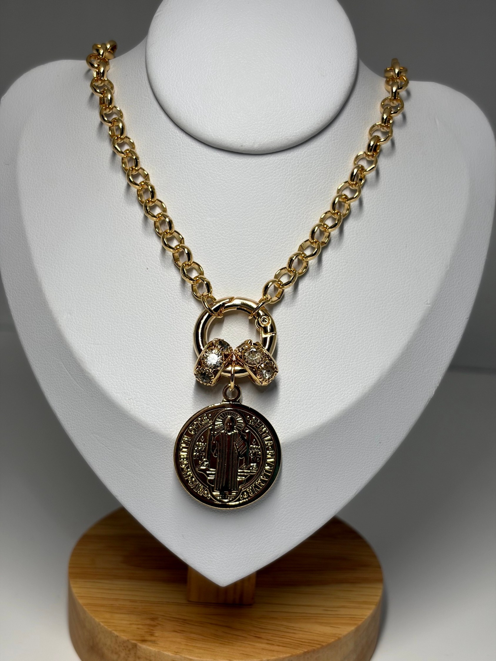Correntaria com pingente de São Bento