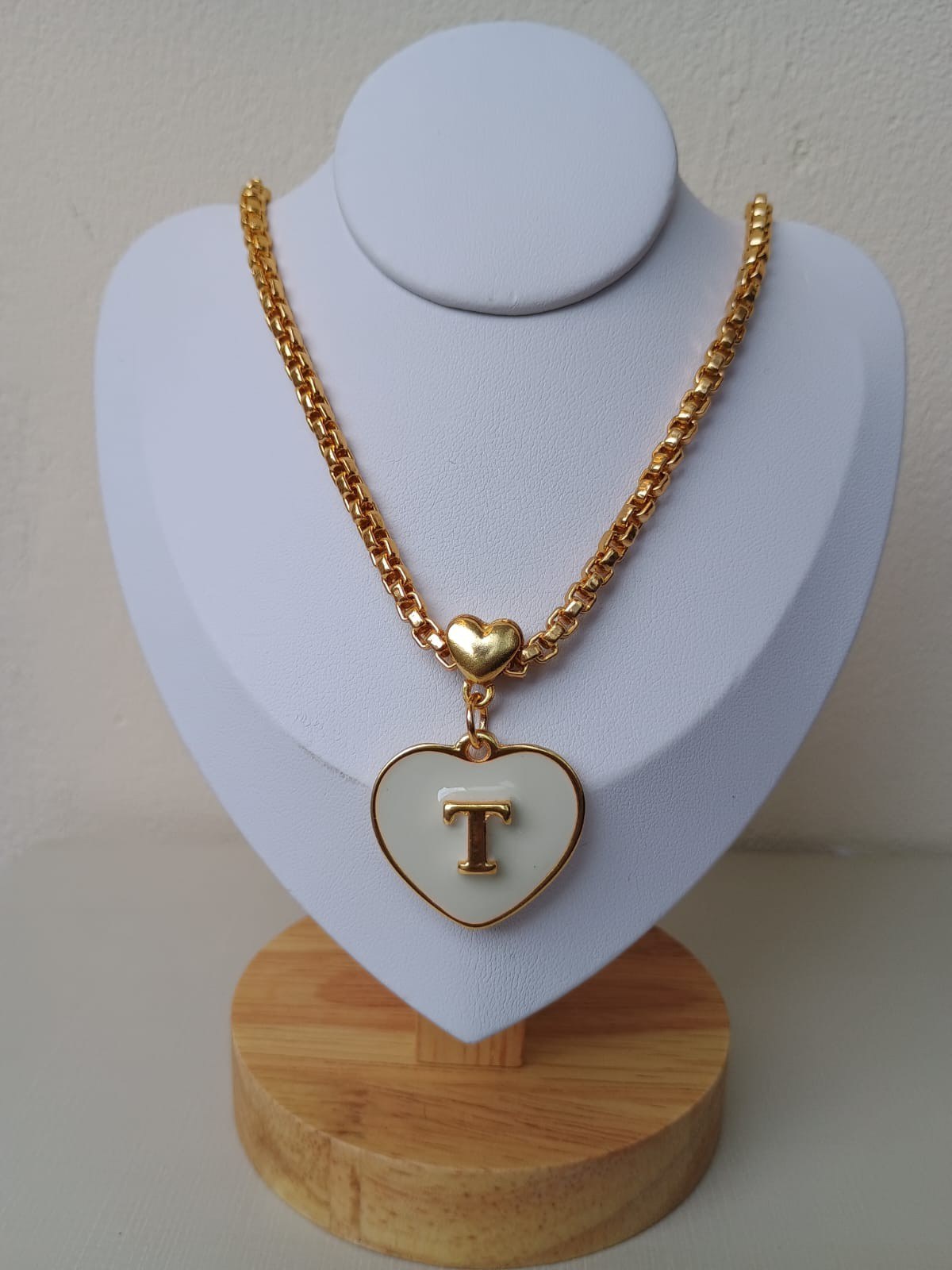 Colar de coração letra T