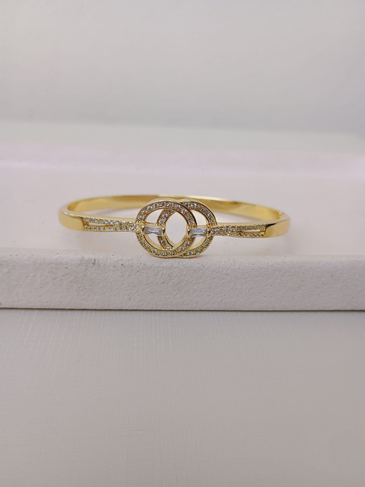 Bracelete com círculos cravejado