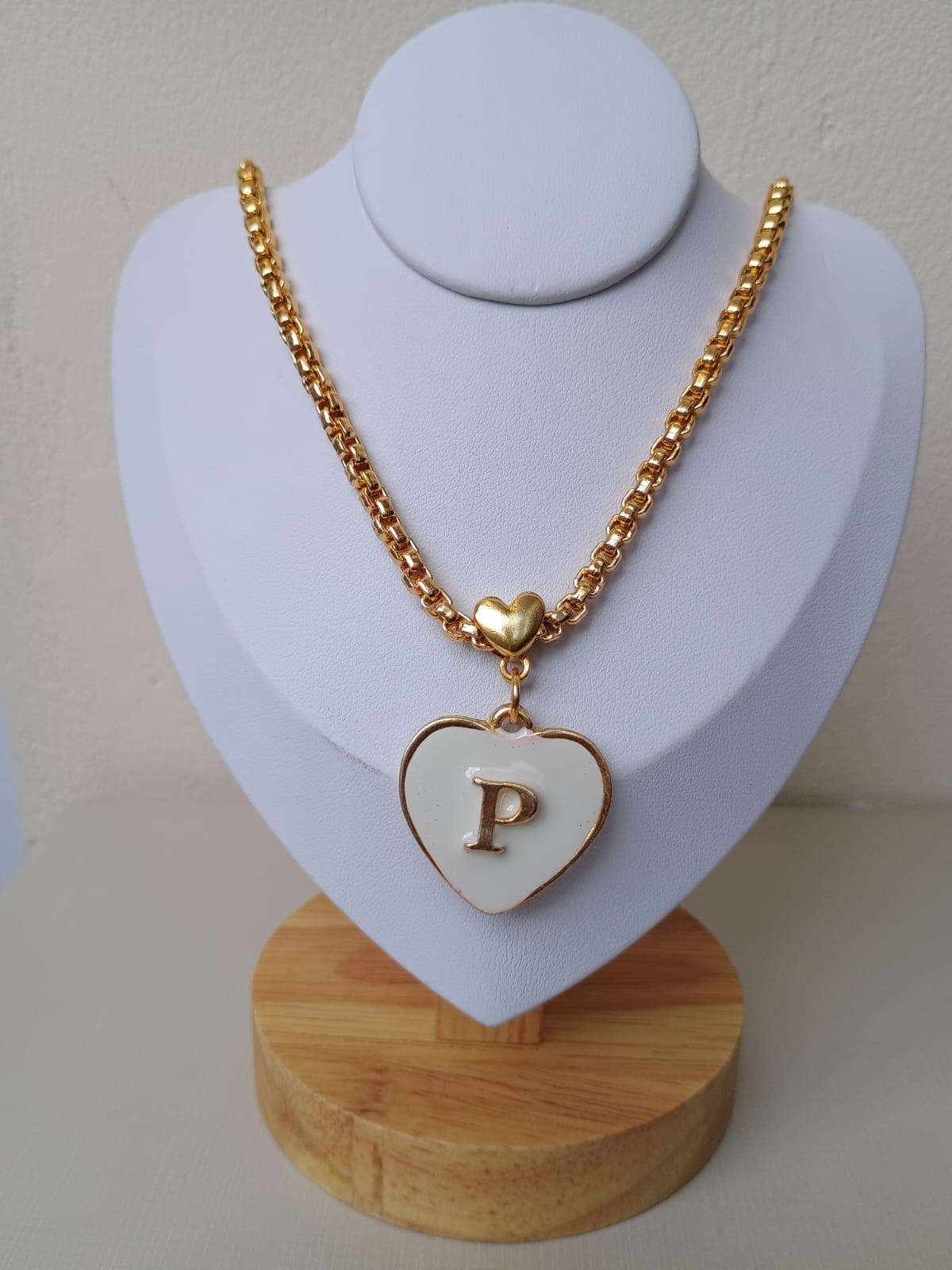 Colar de coração letra P