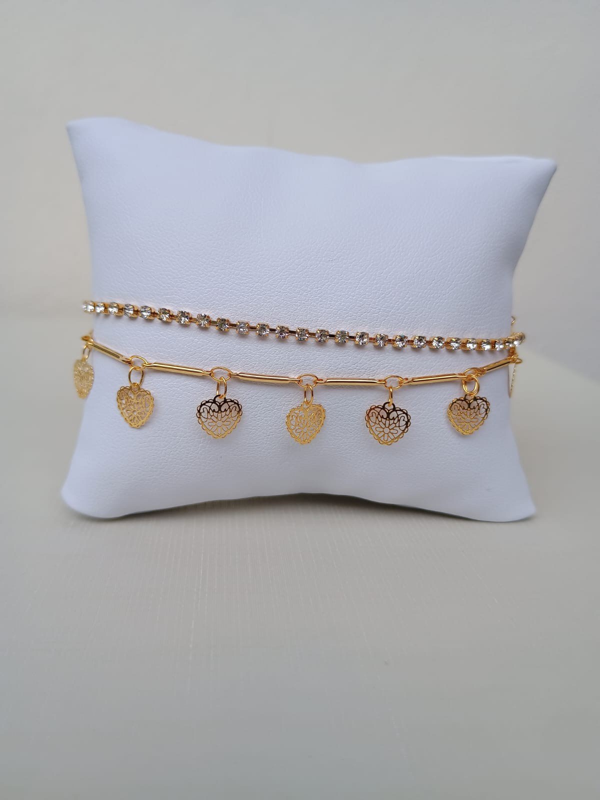 Pulseira dupla com corações detalhado e strass