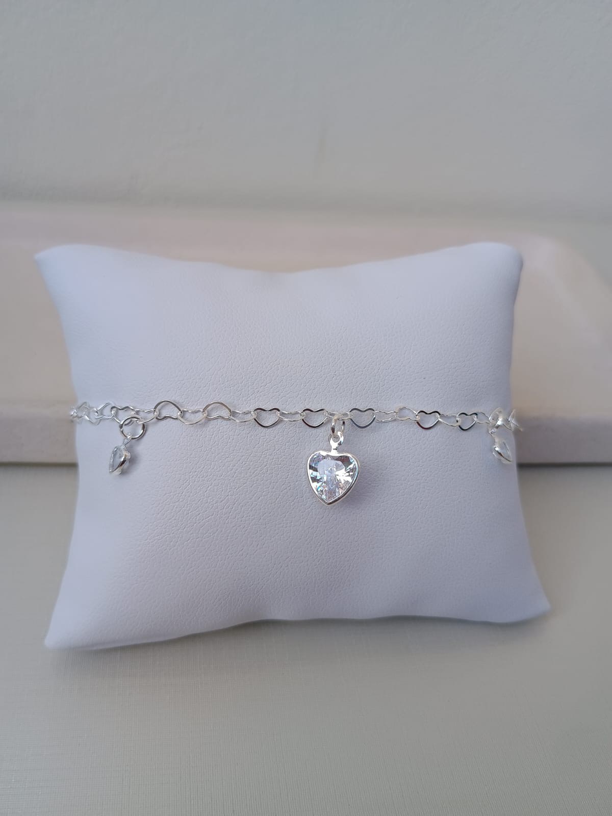 Pulseira delicada de corações e ponto de luz