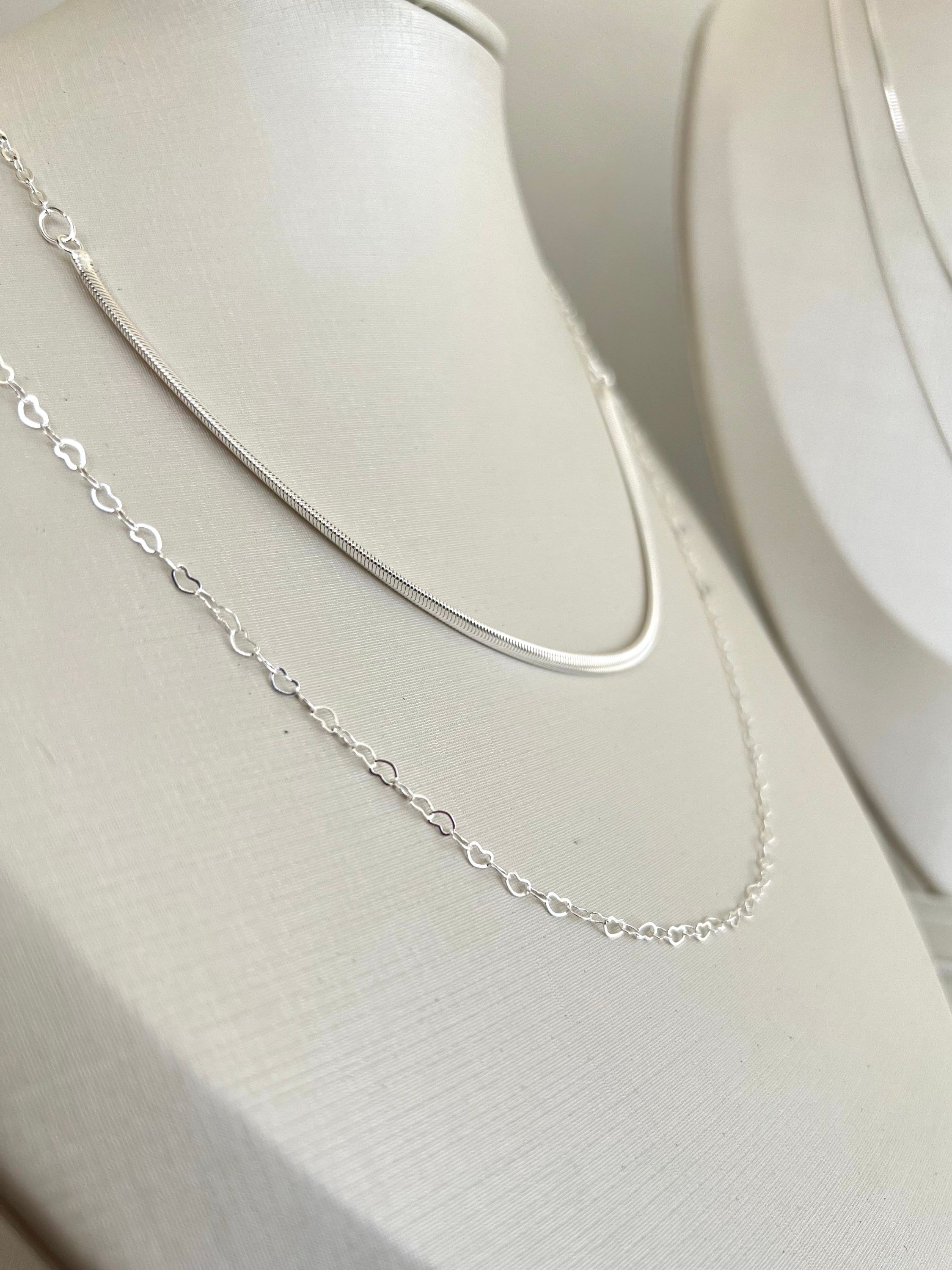 Colar duplo manta com correntaria delicada em corações