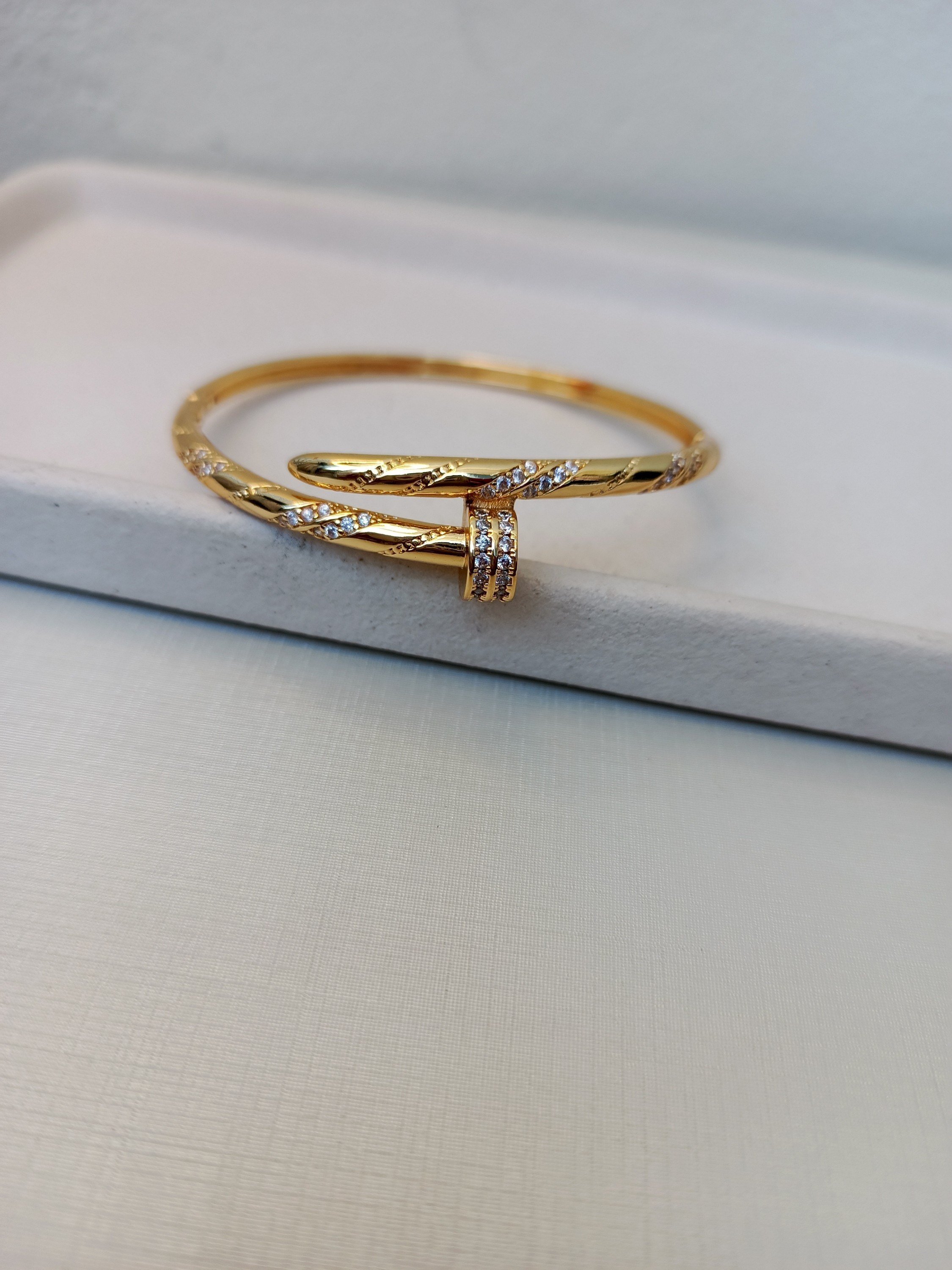 Bracelete prego com design elegante