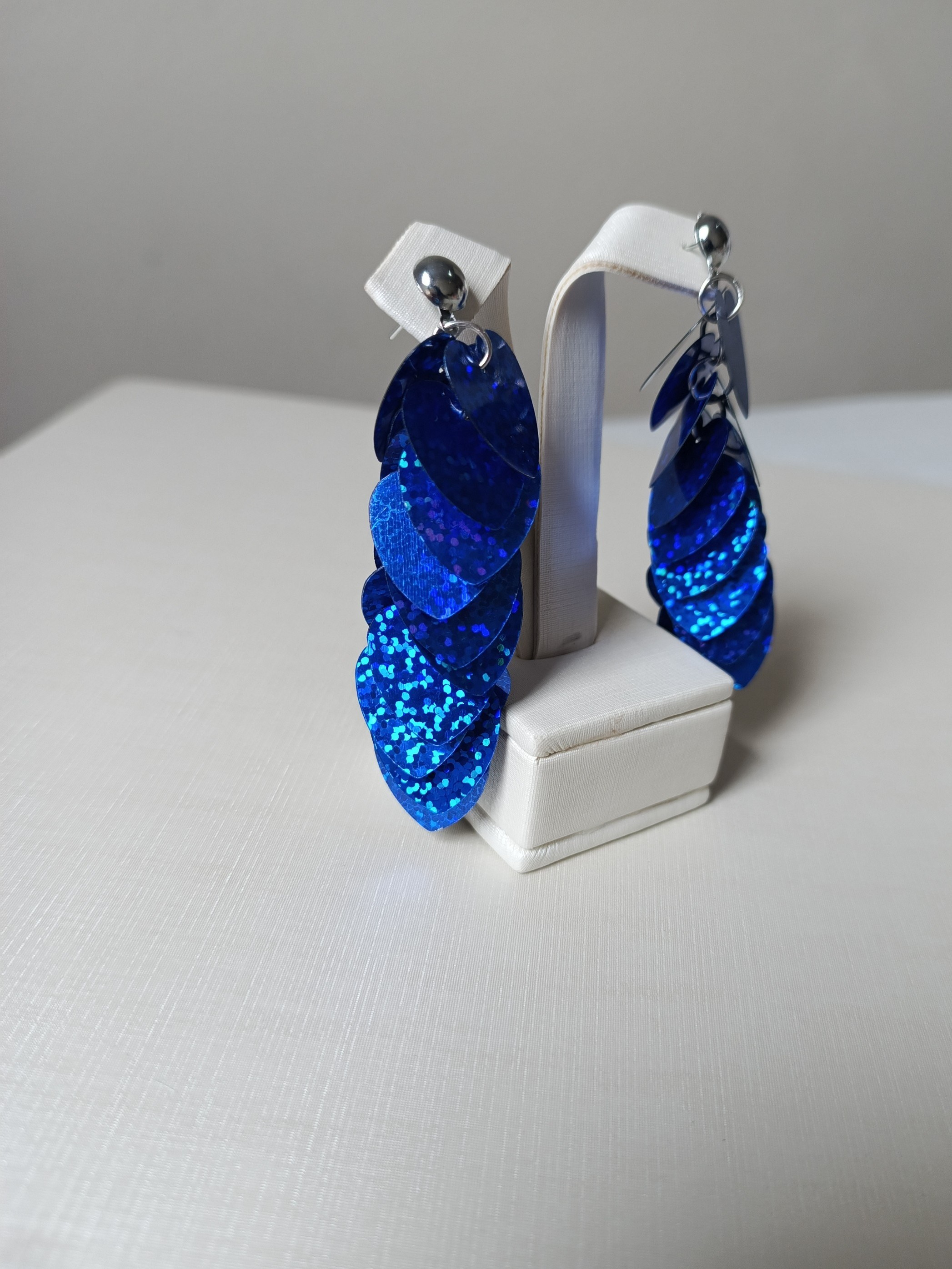 Brincos de carnaval paetê holográficos em formato de coração