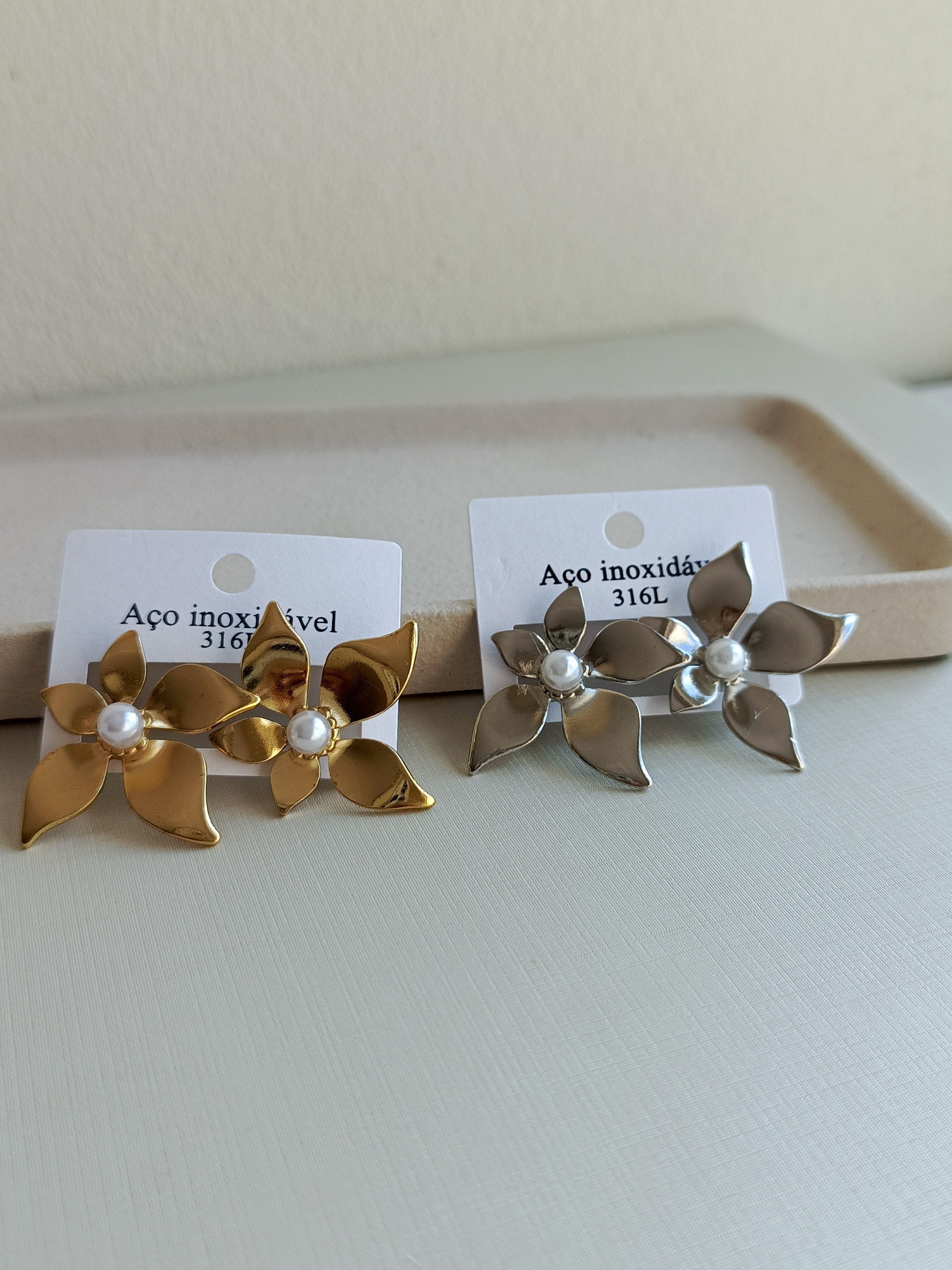 Brinco de flor orgânica com pérola