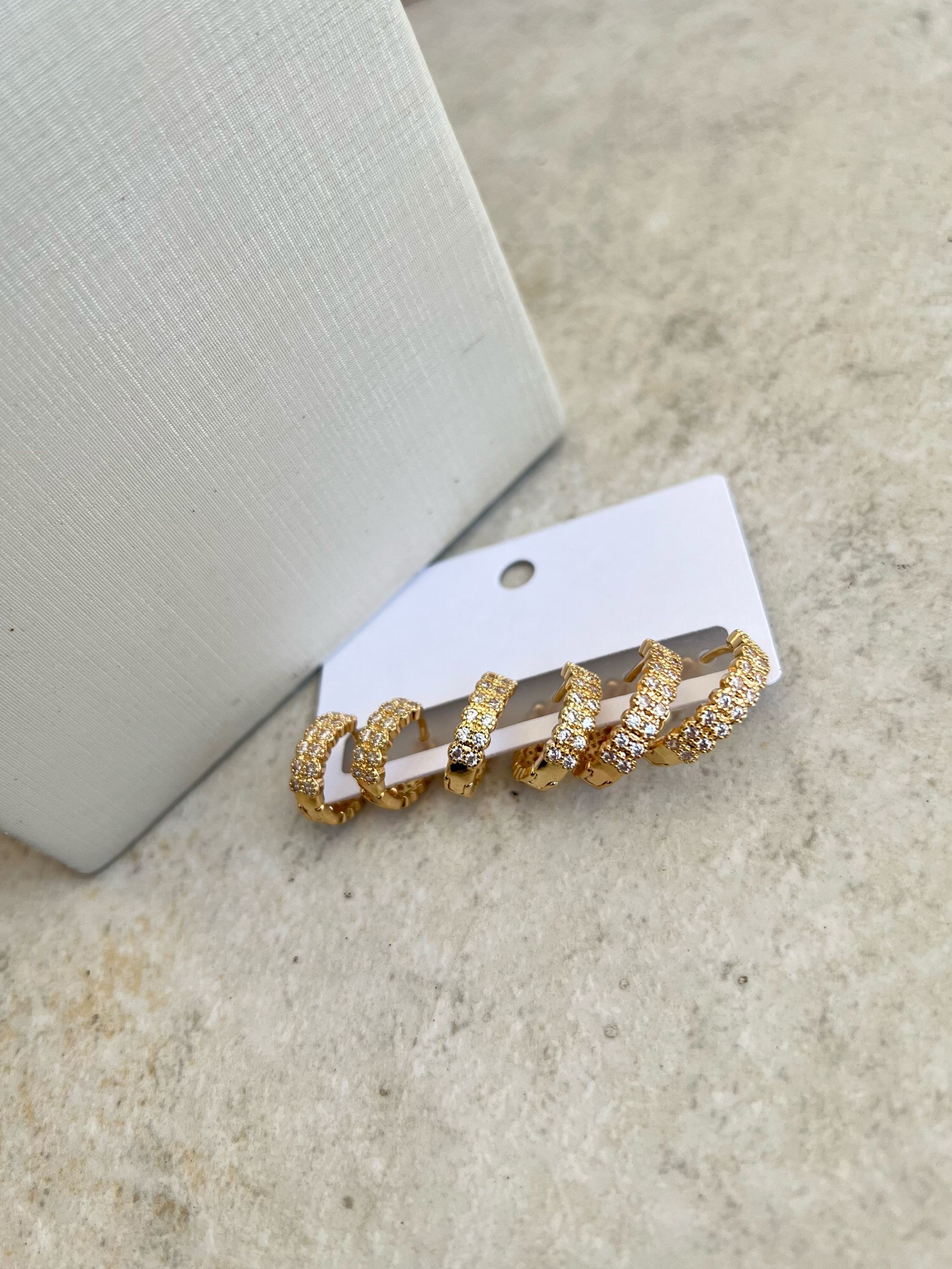 Trio de argolas cravejado de strass