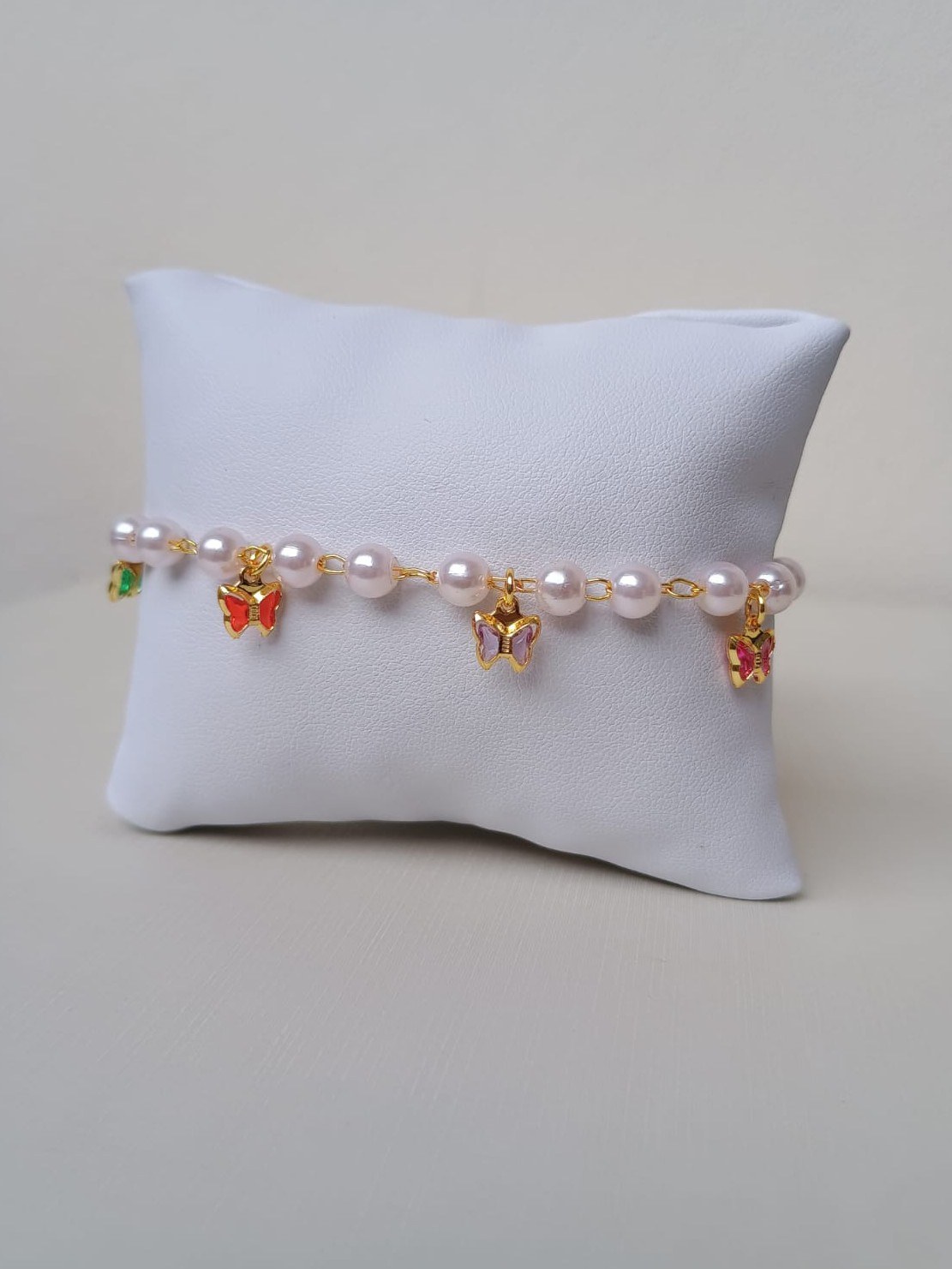 Pulseira com pérolas e borboletas