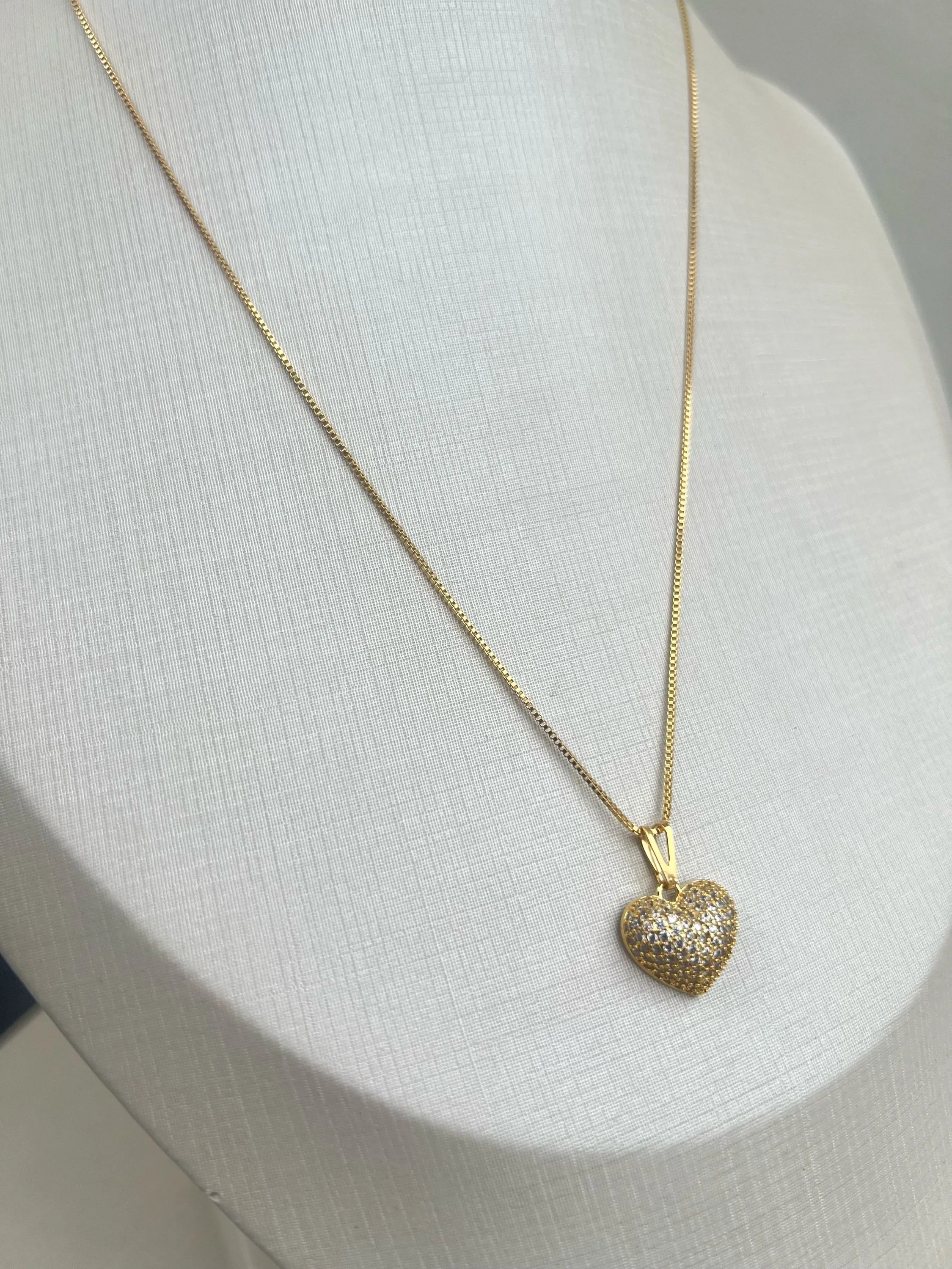 Colar coração cravejado de strass