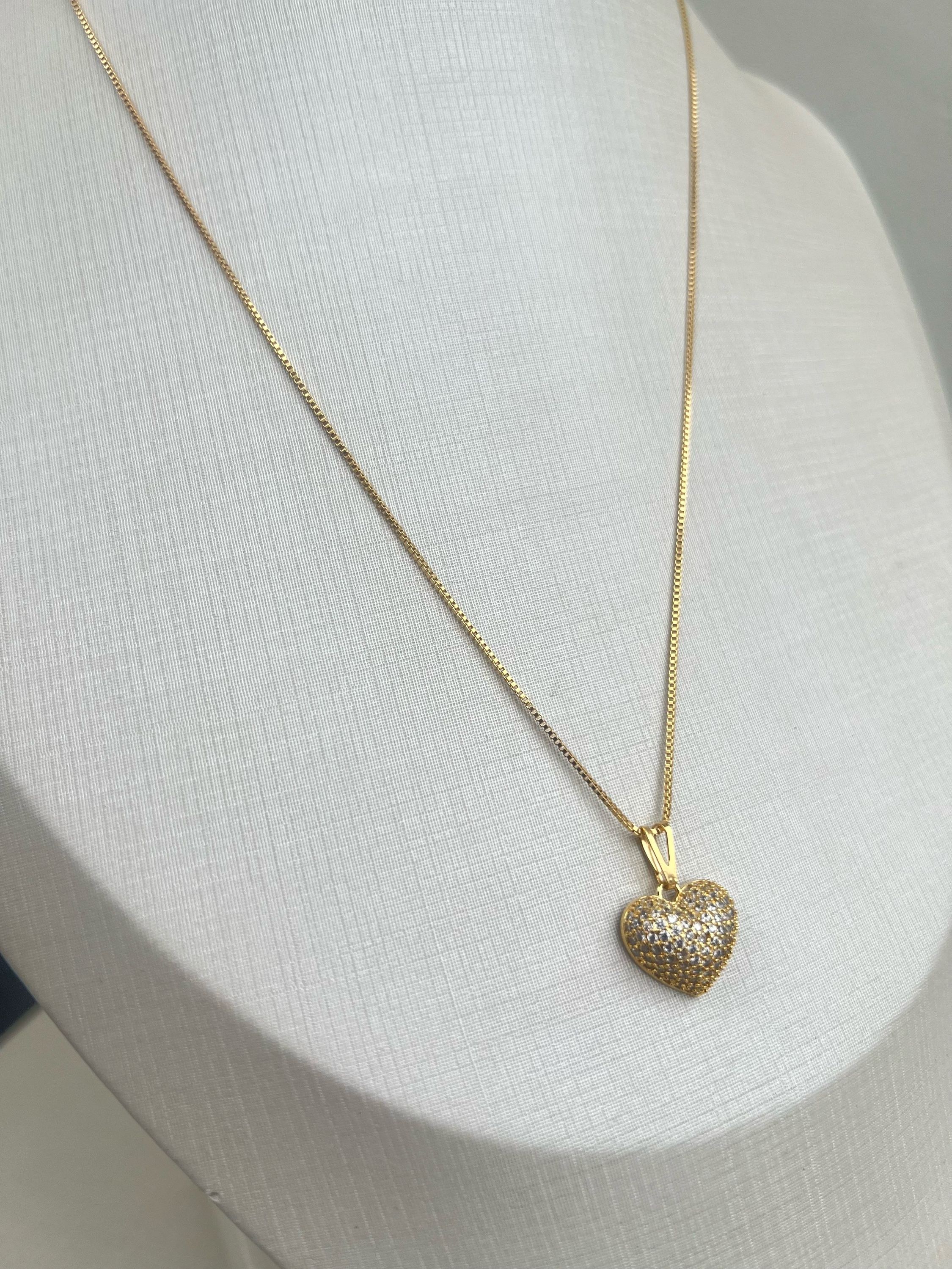 Colar coração cravejado de strass