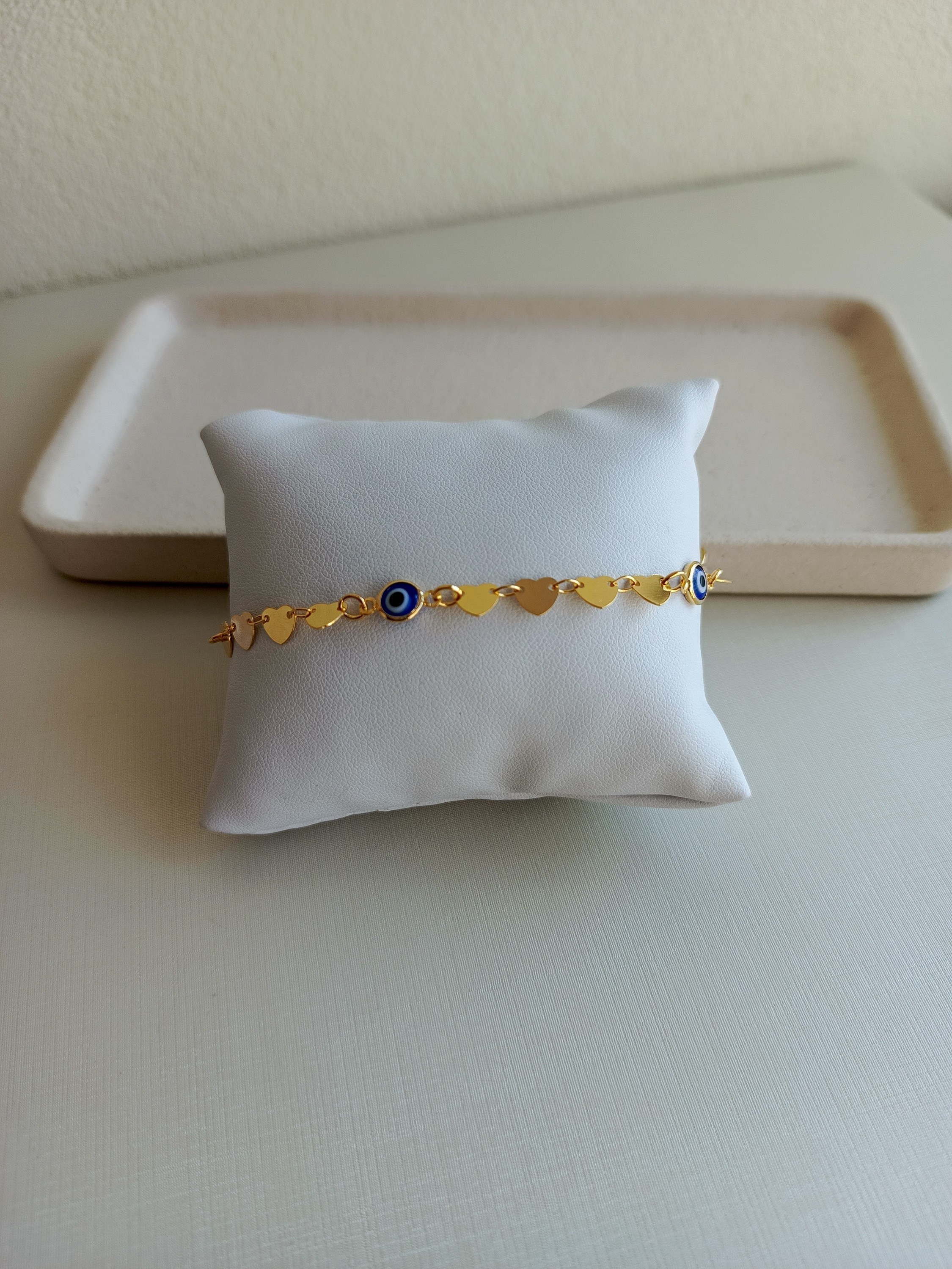 pulseira com pingentes de olho grego e coração chapeado