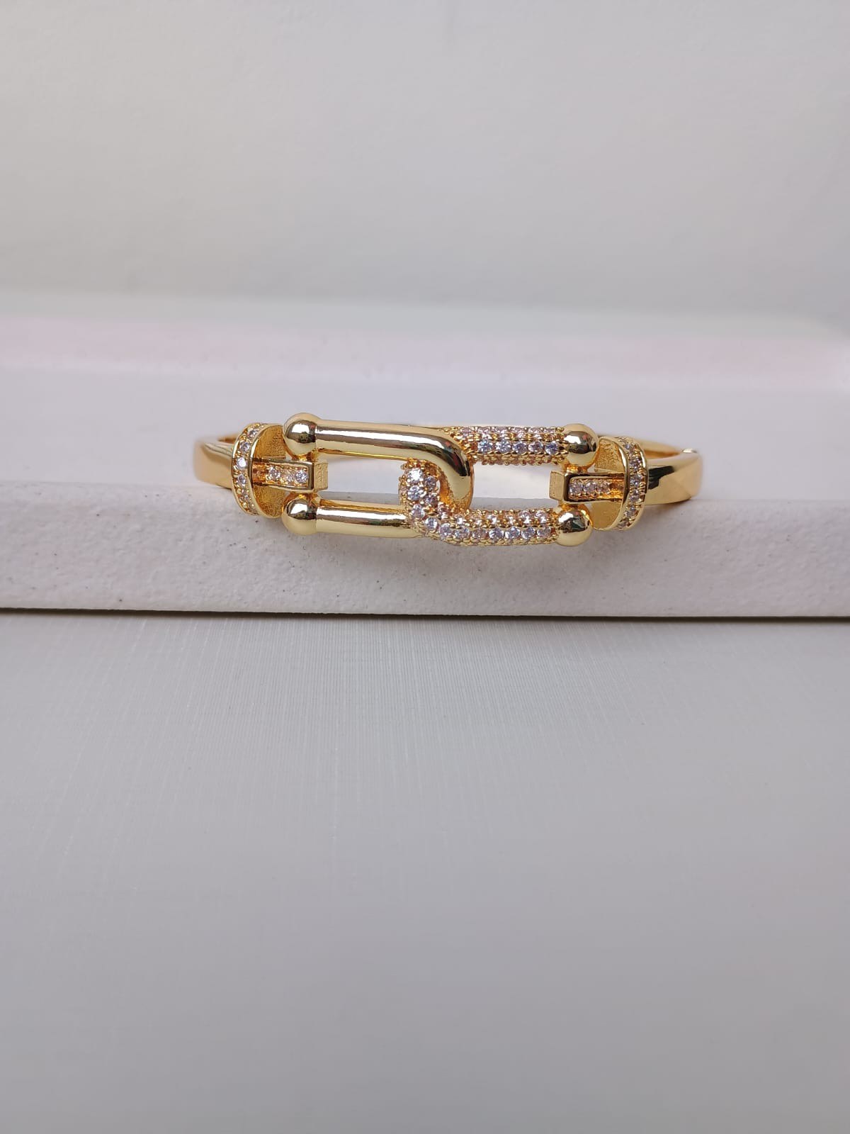 Bracelete com elos cravejado com zircônias