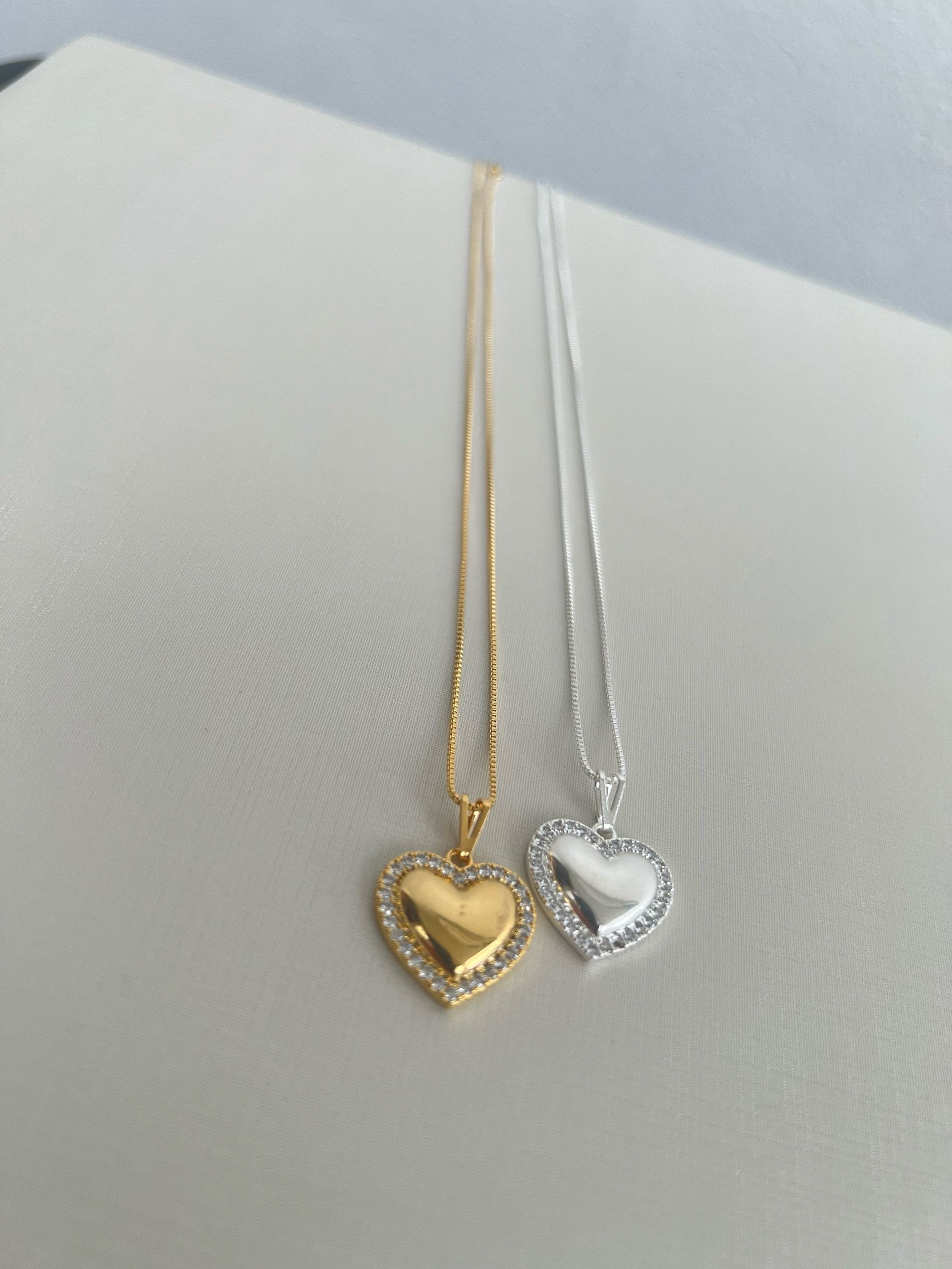 Colar pingente coração com detalhe em strass