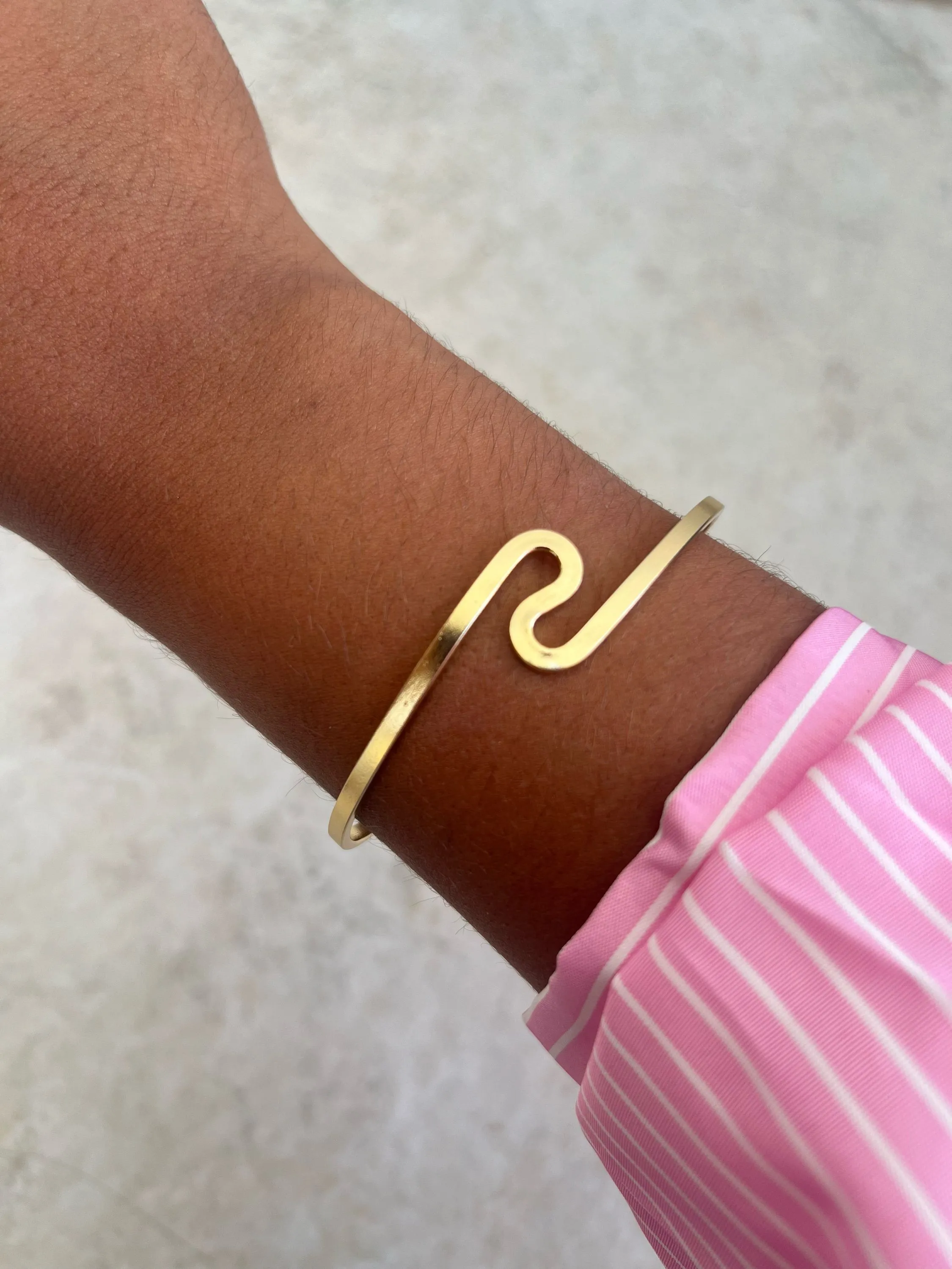 Bracelete fino modelo orgânico
