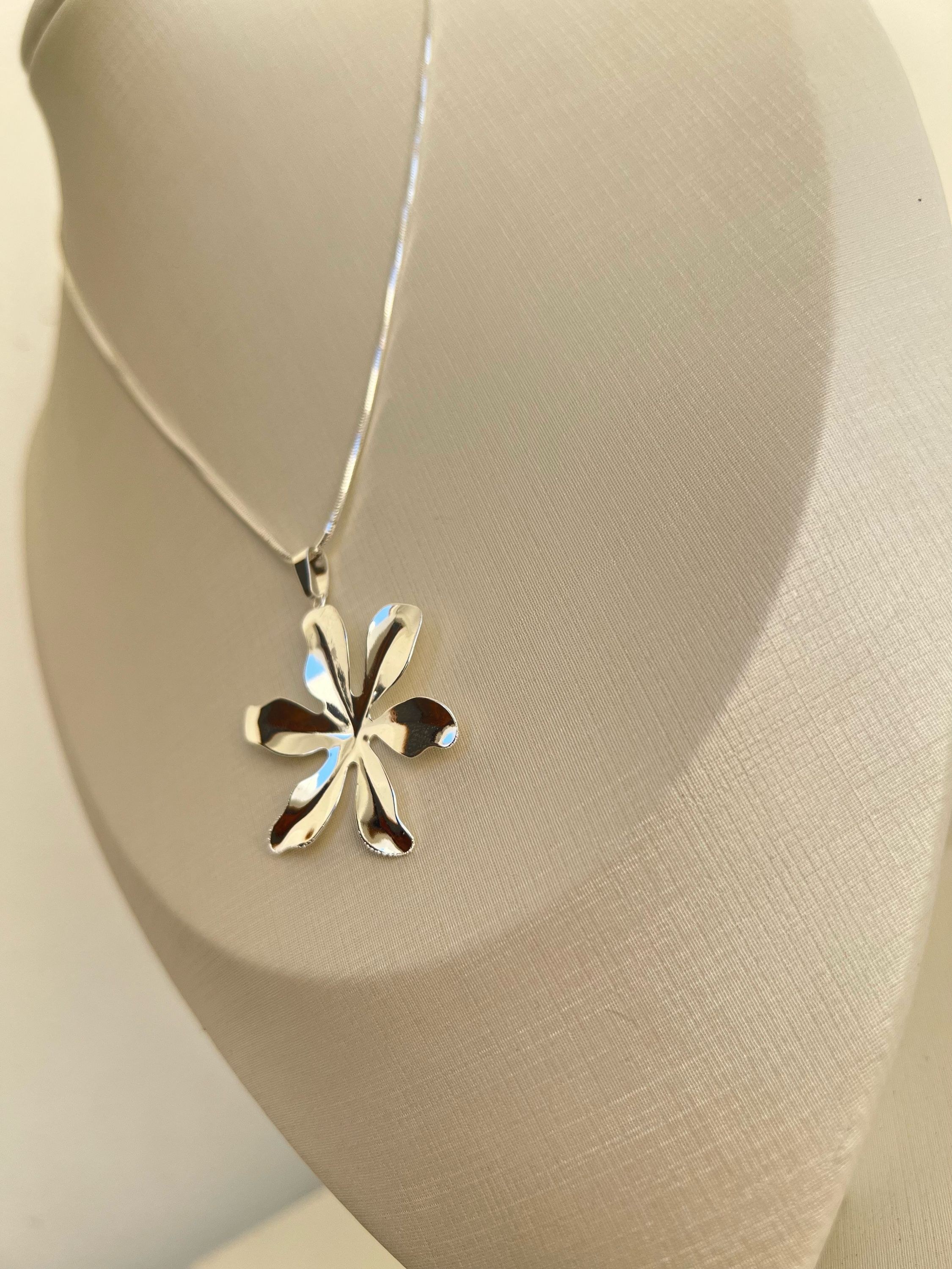Colar pingente flor