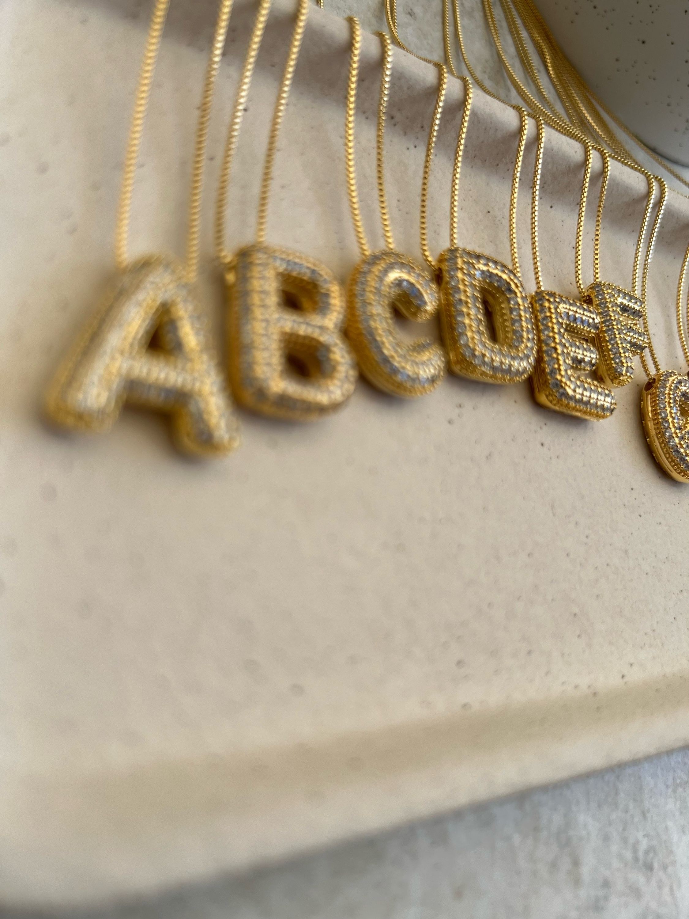 Colar pingente LETRA INICIAL C