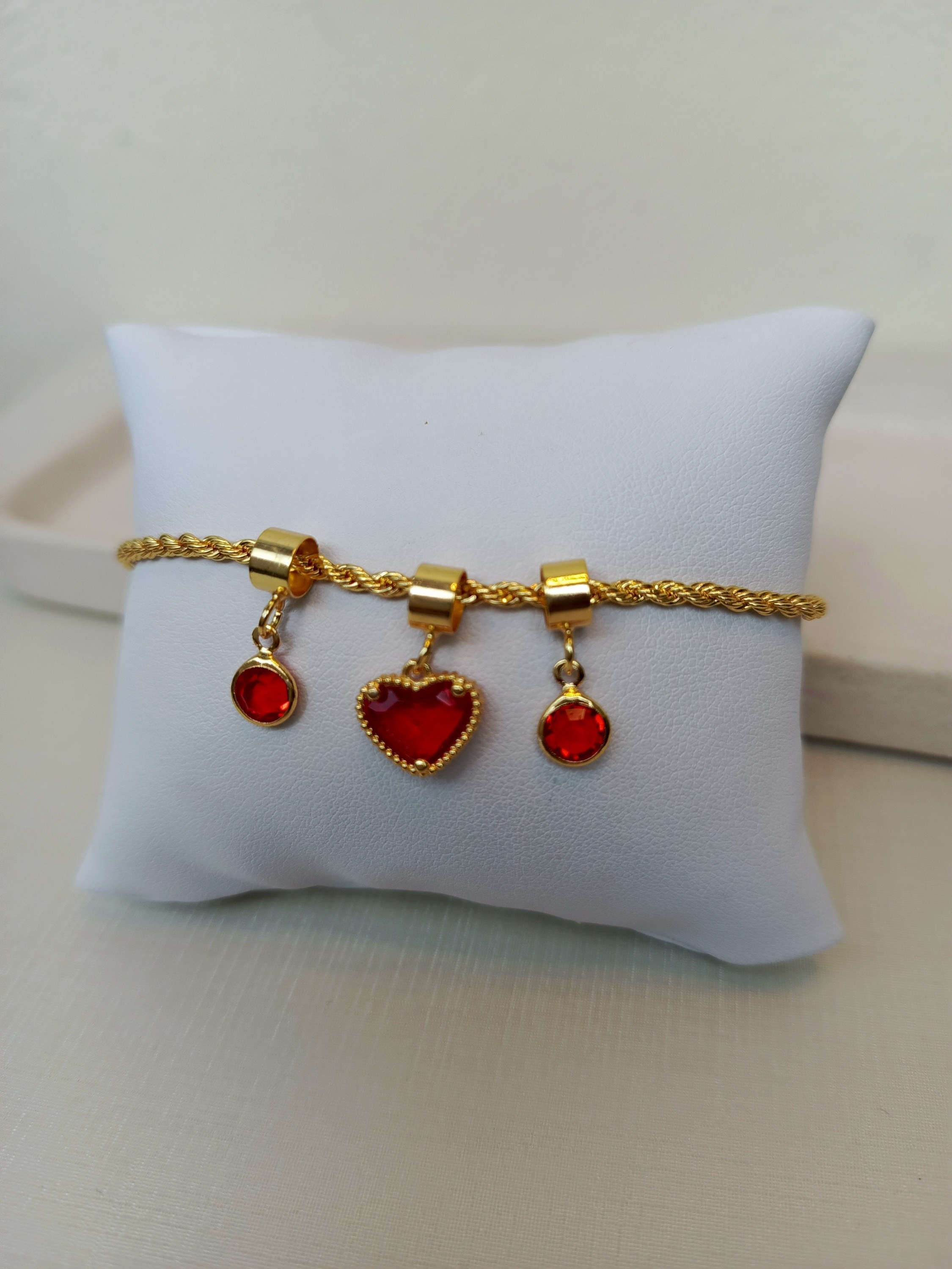 Pulseira com coração e círculos com cristais vermelho