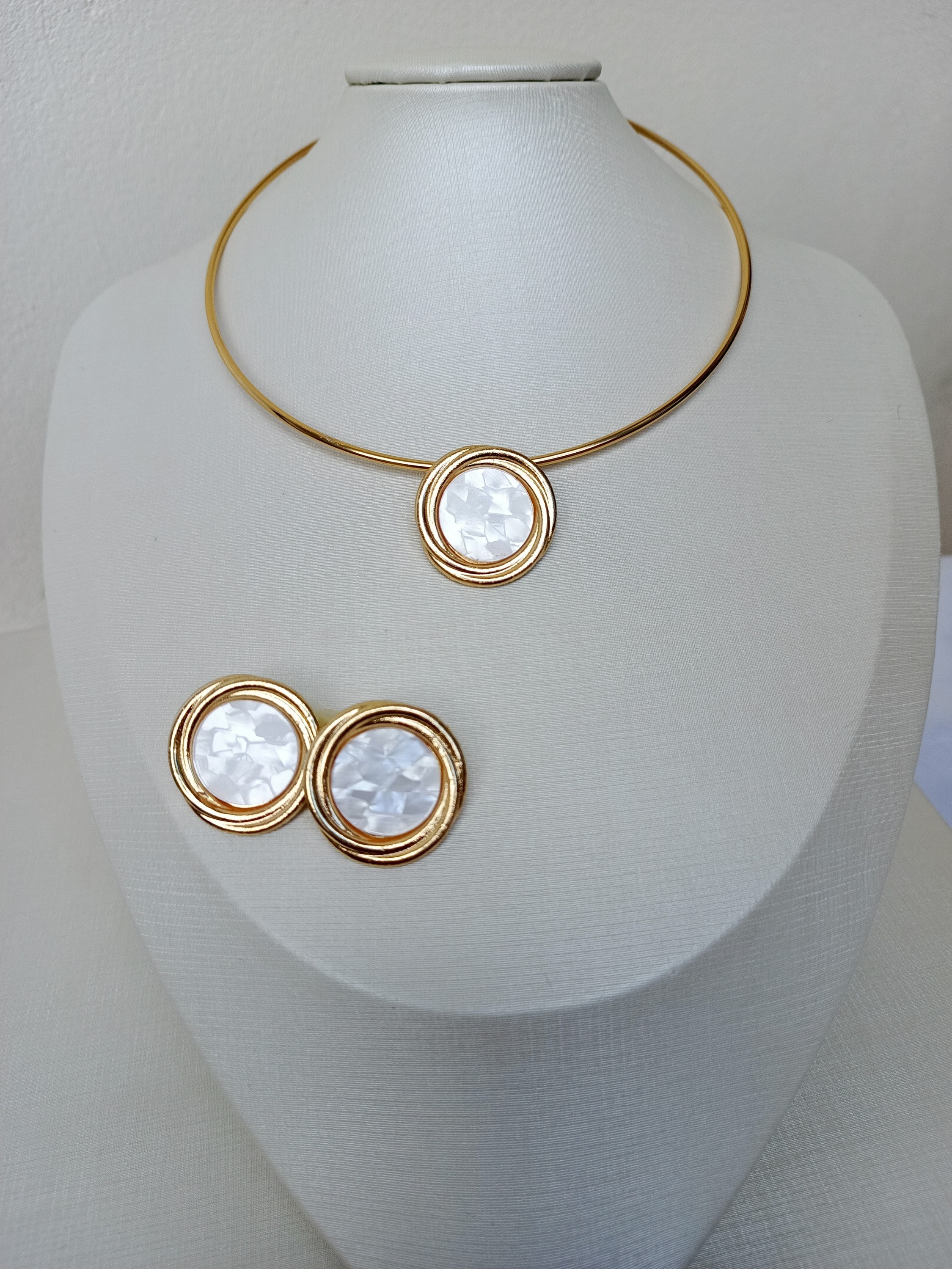 conjunto redondo dourado de gargantilha e brincos