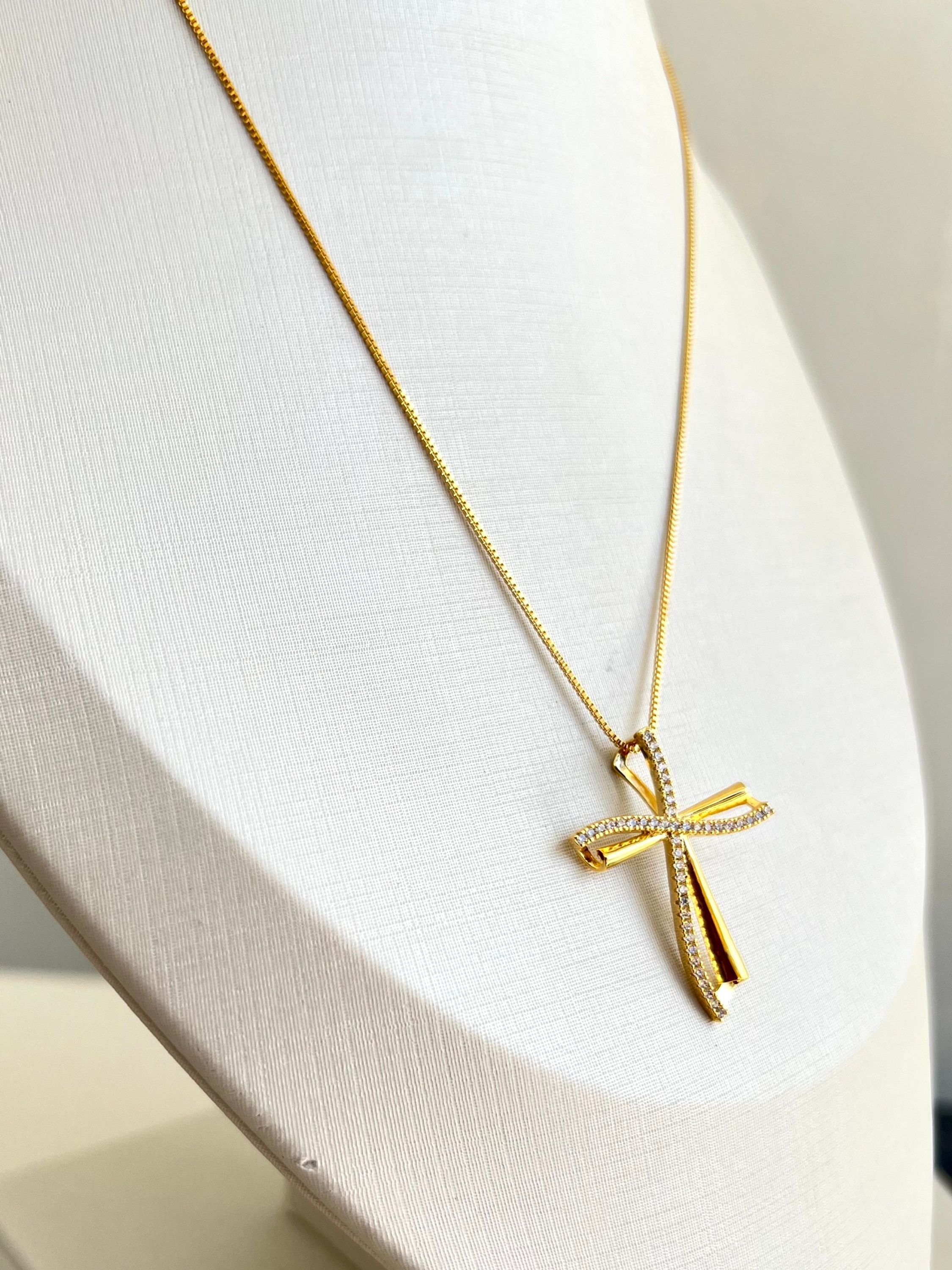 Colar com pingente cruz com strass