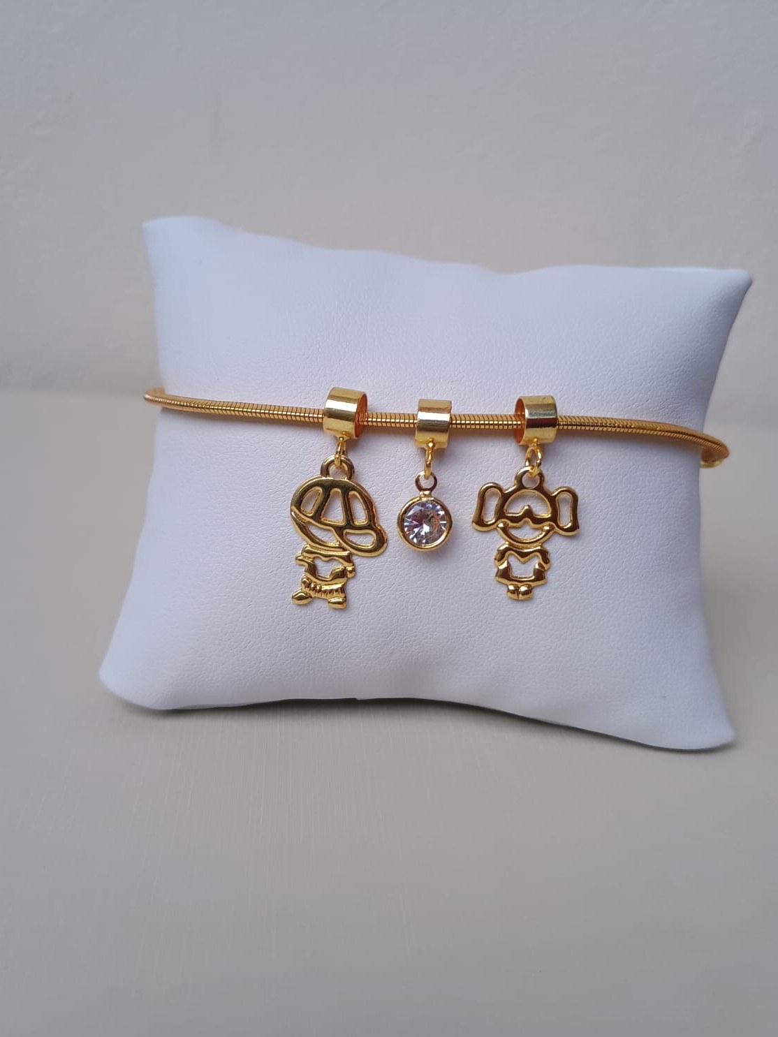 Pulseira com menino e menina com ponto de luz