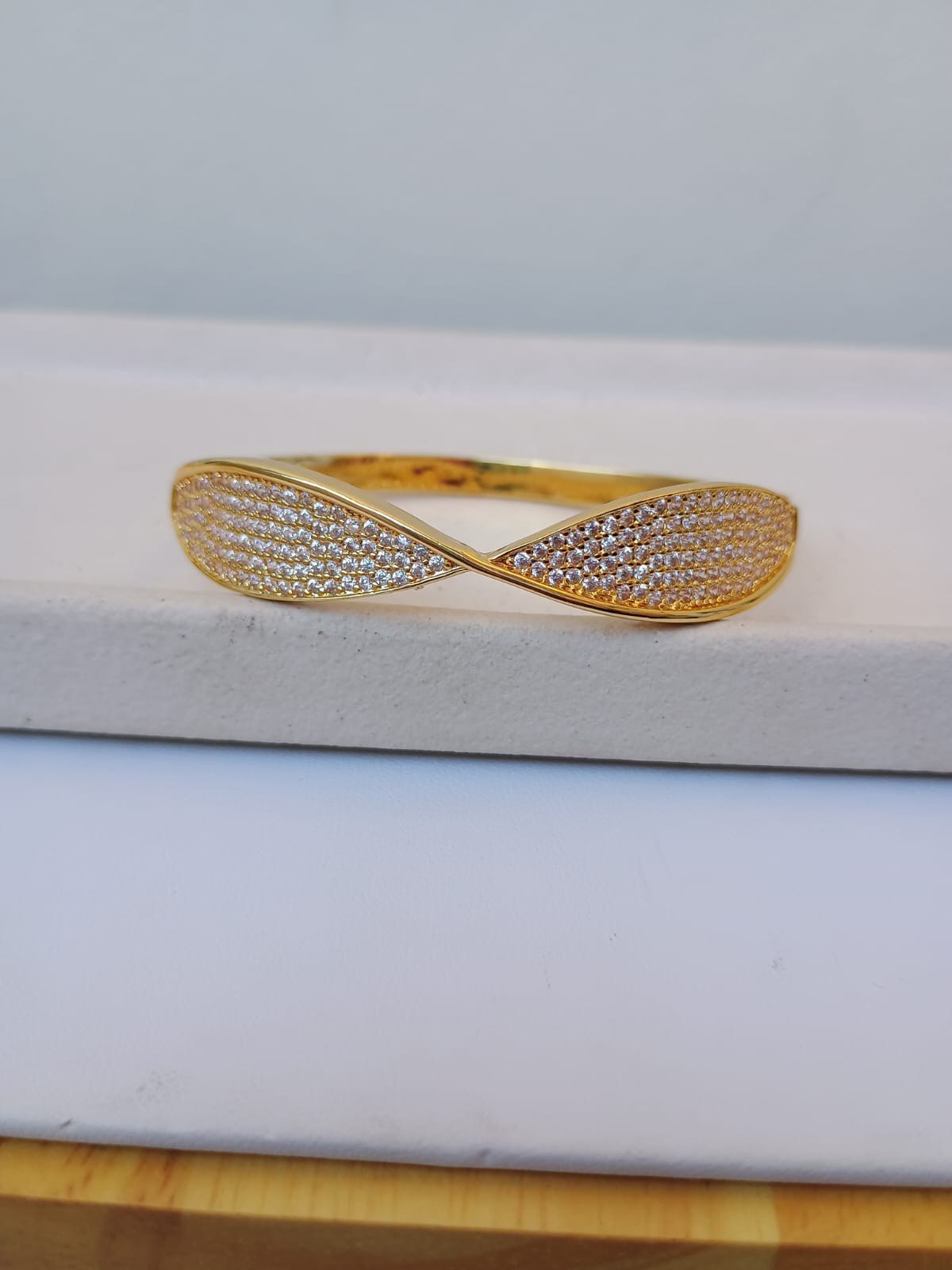 Bracelete torcido cravejado com zircônias