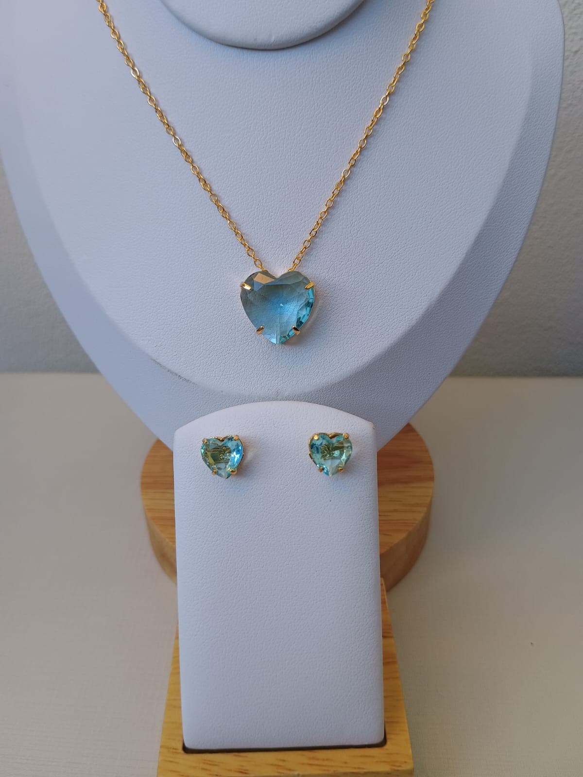 Conjunto dourado com coração azul