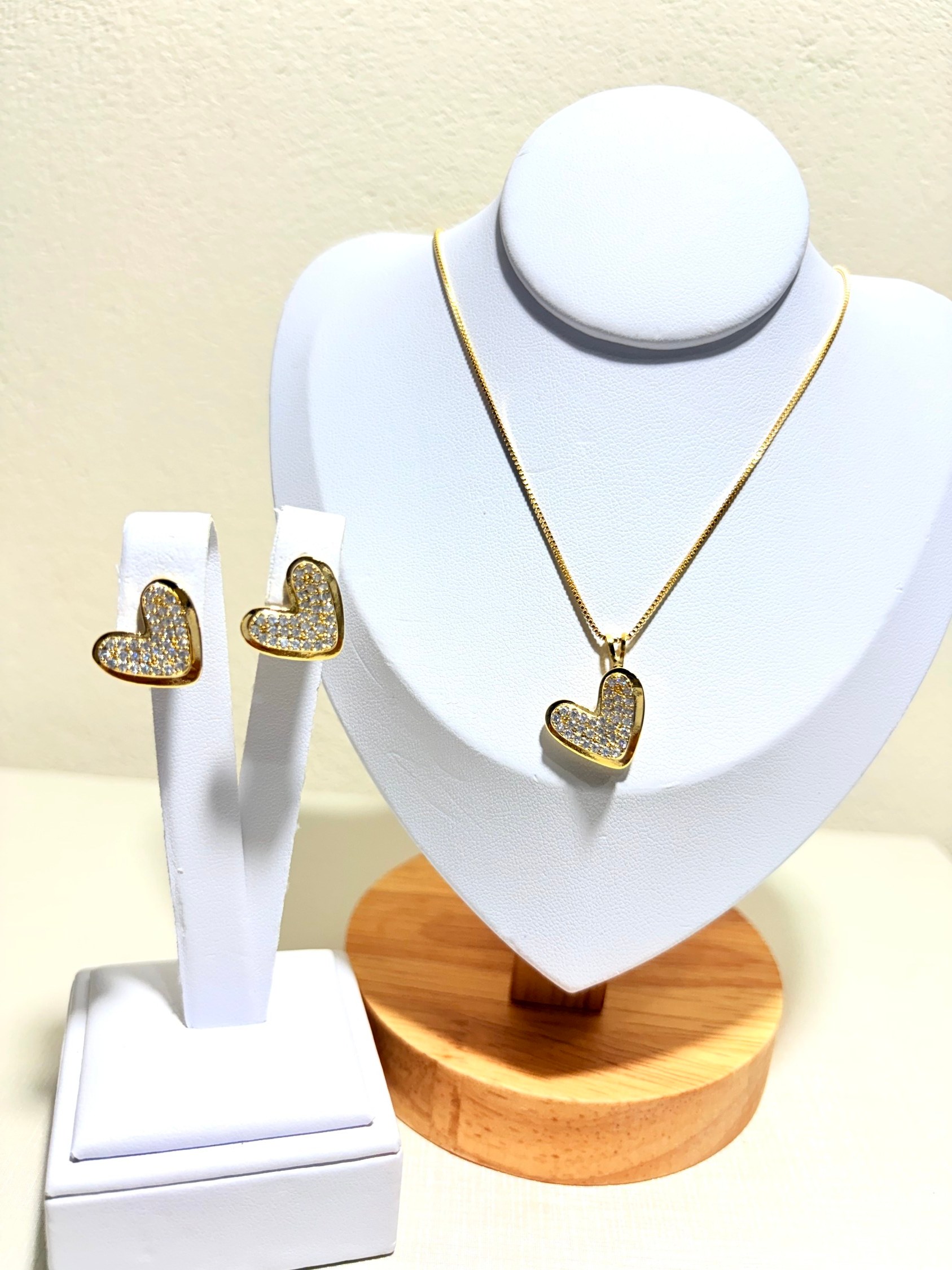 Conjunto com coração cravejado