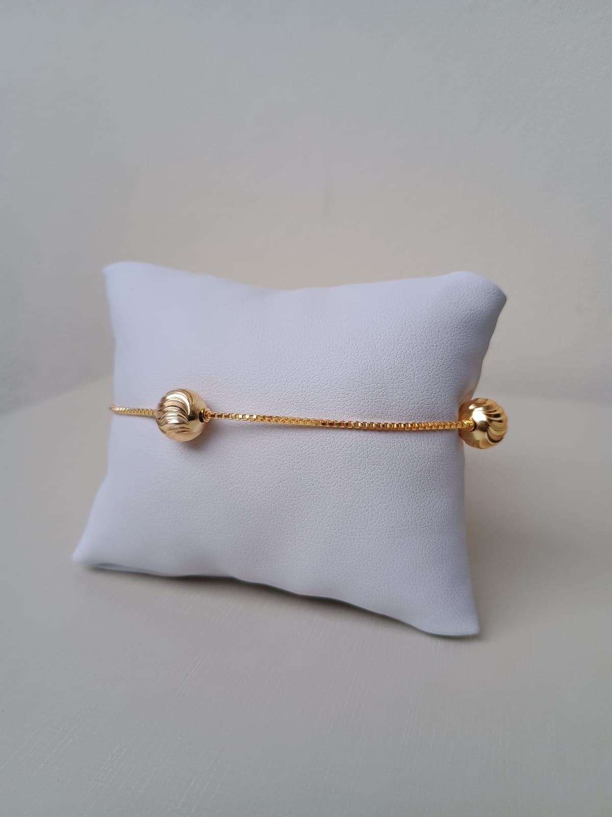 Pulseira com bolinha detalhadas