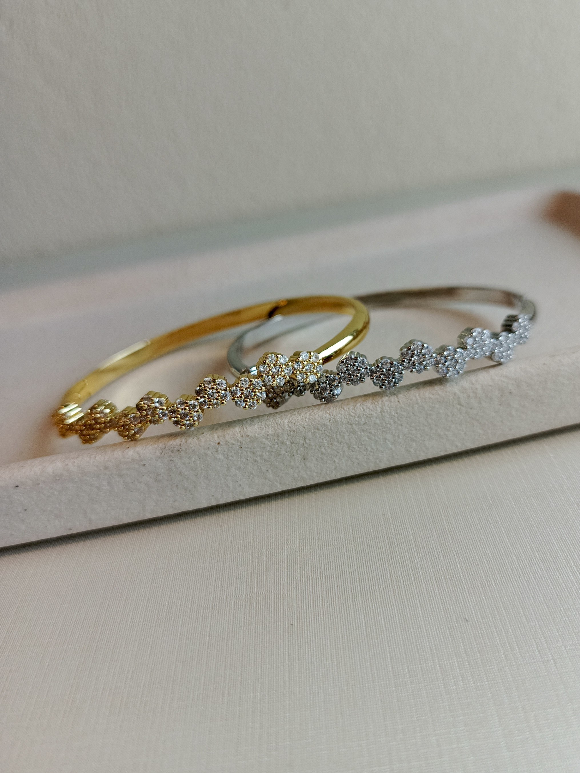 Bracelete de flores cravejadas com zircônia