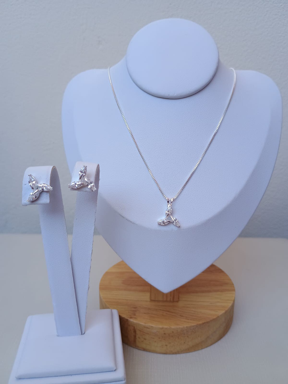 Conjunto com três folhas cristalinas