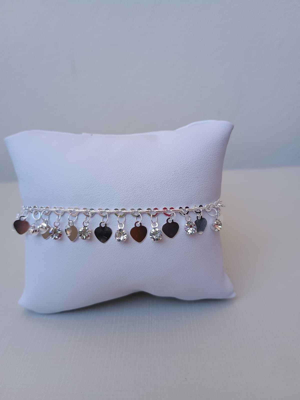 Pulseira com pingentes de corações e ponto de luz