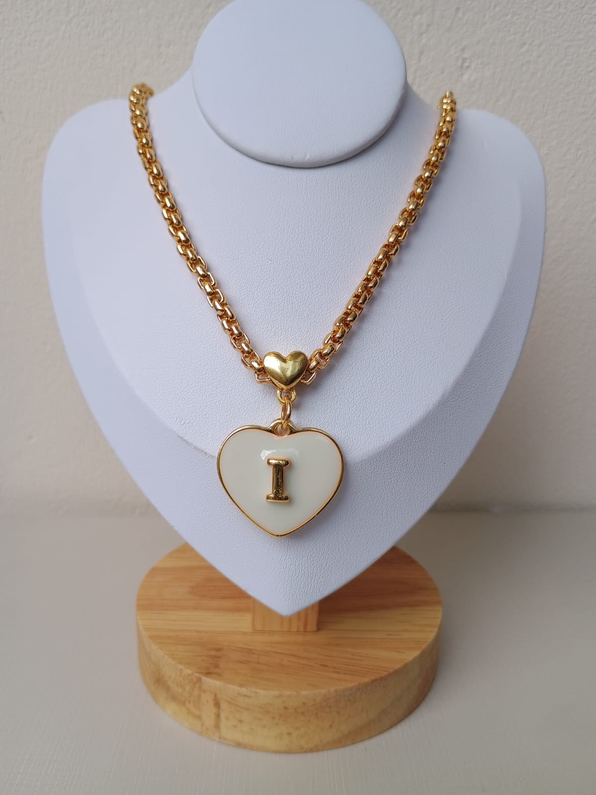 Colar de coração letra I