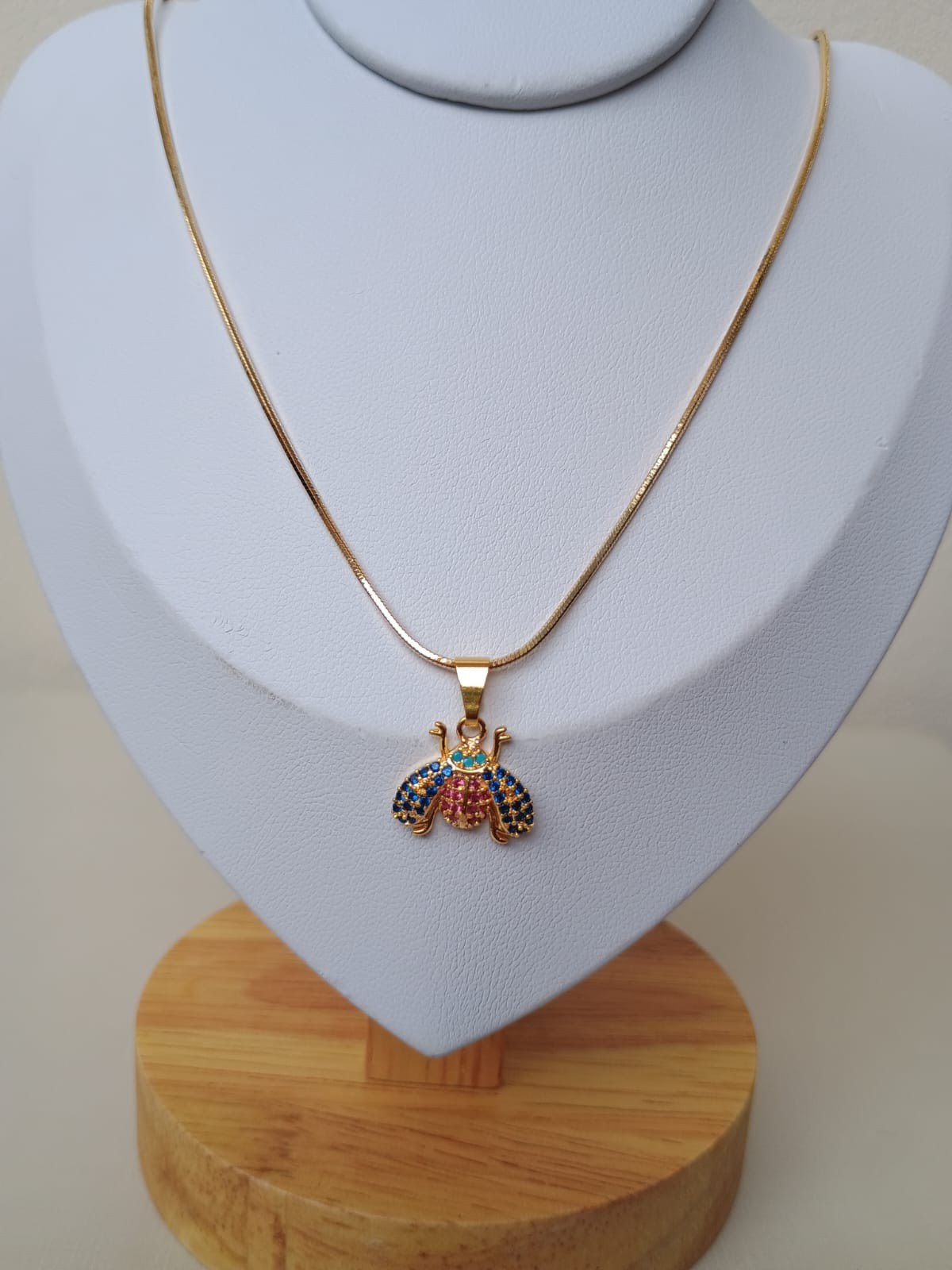 Colar pingente de abelha cravejado de zircônias coloridas
