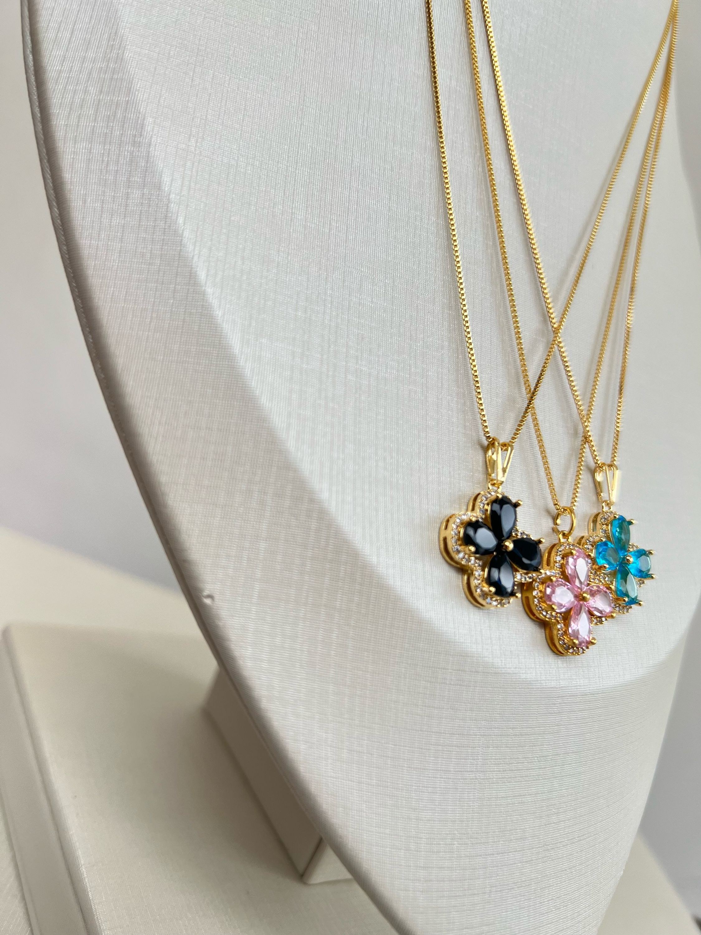 Colar pingente trevo cravejado de strass