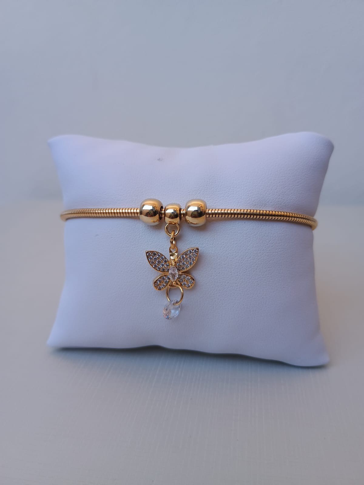 Pulseira com pingente de borboleta cravejada
