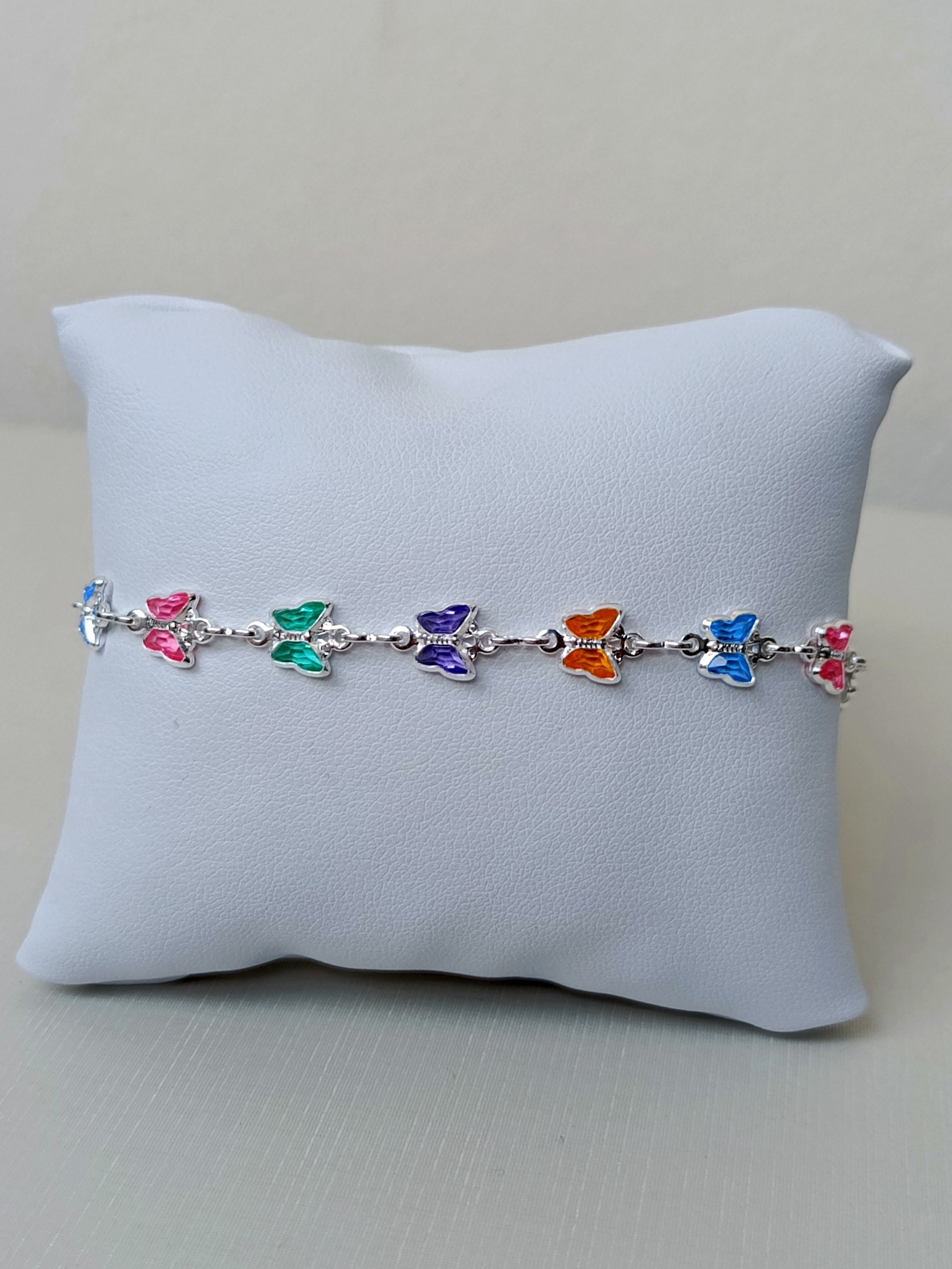 Pulseira com borboletas coloridas