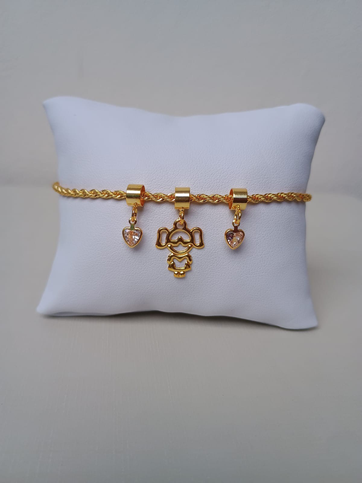 Pulseira com pingente de menina e ponto de luz