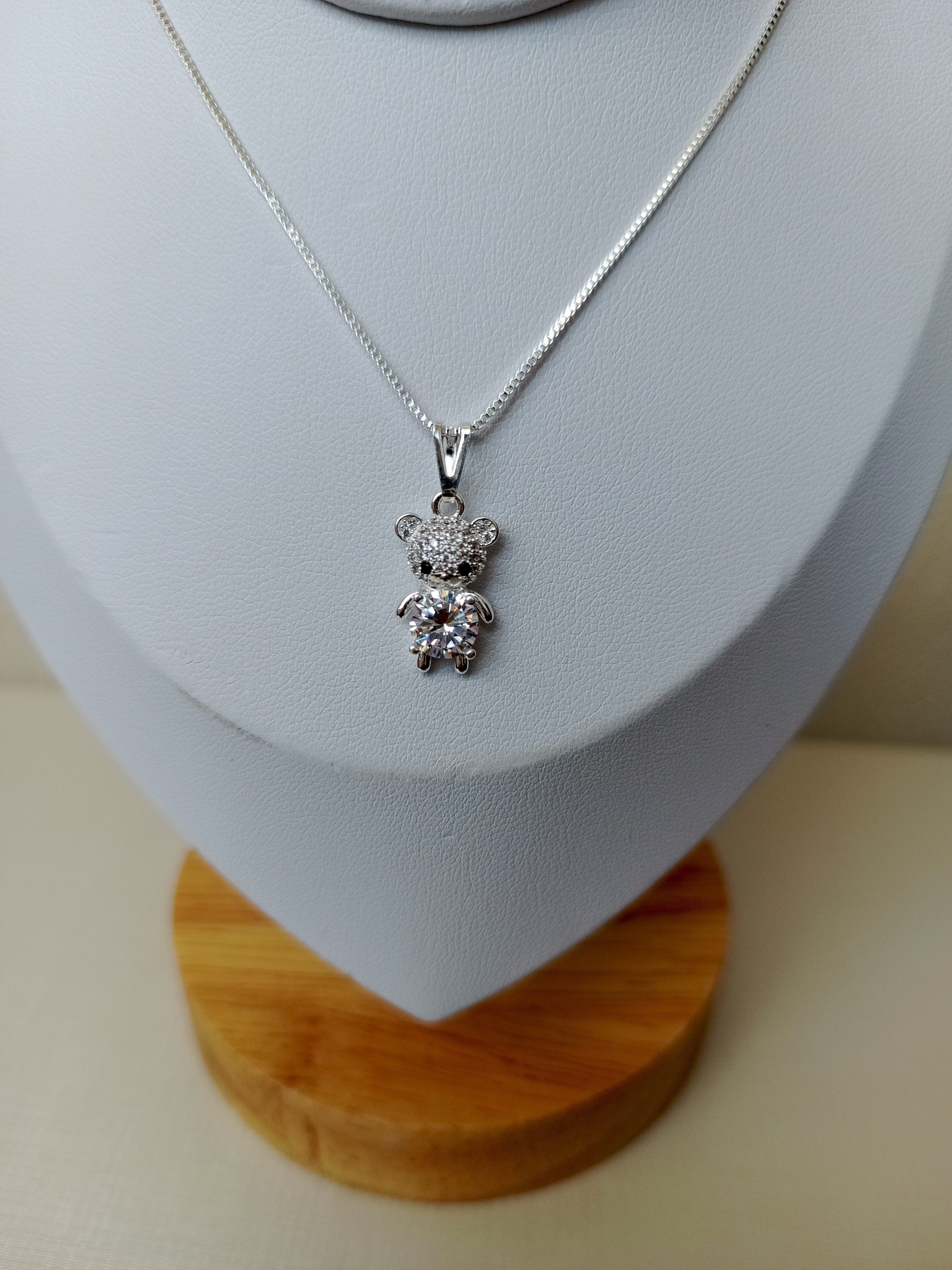 Colar com ursinho com ponto de luz