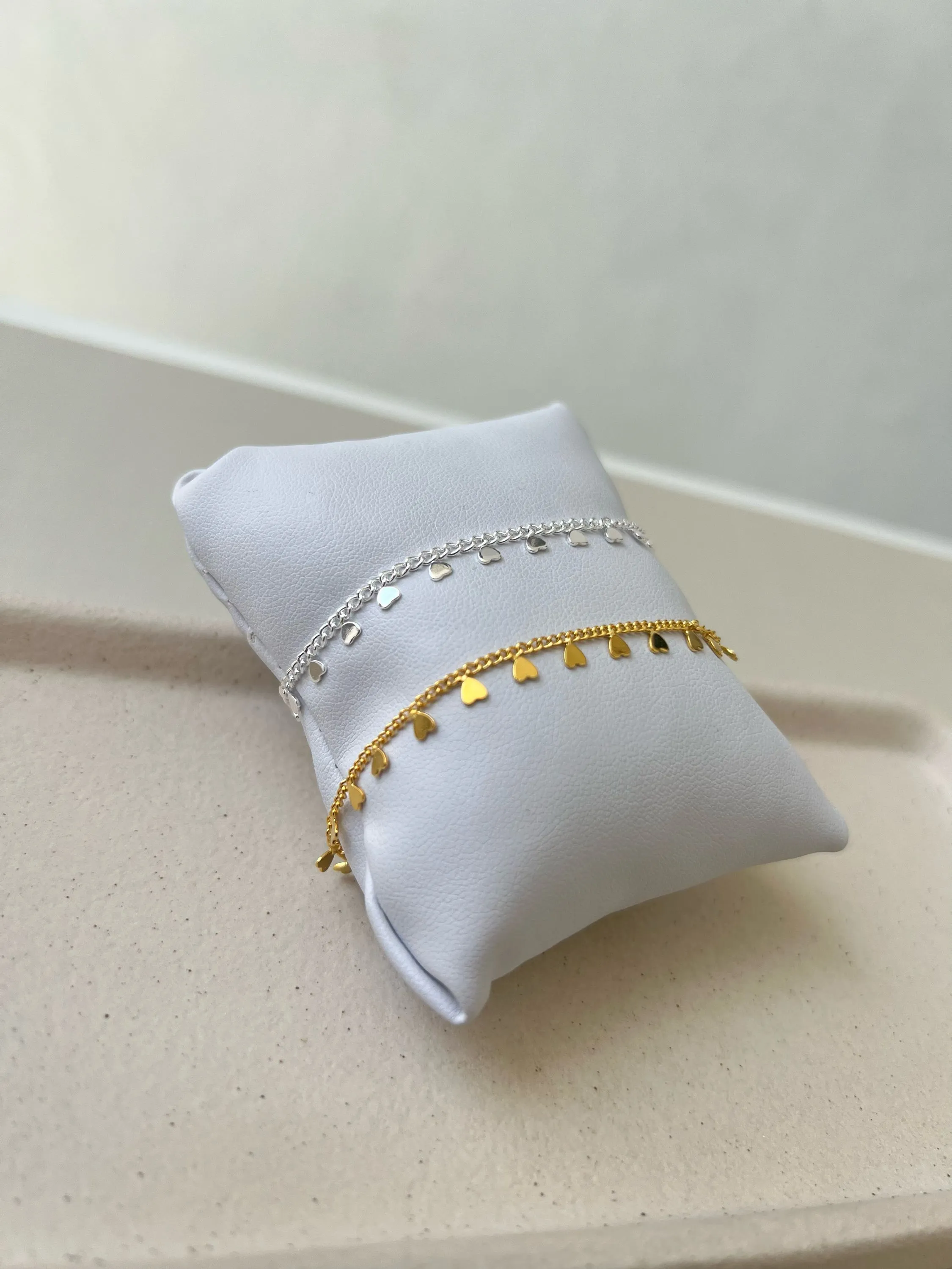 Pulseira fina modelo coração