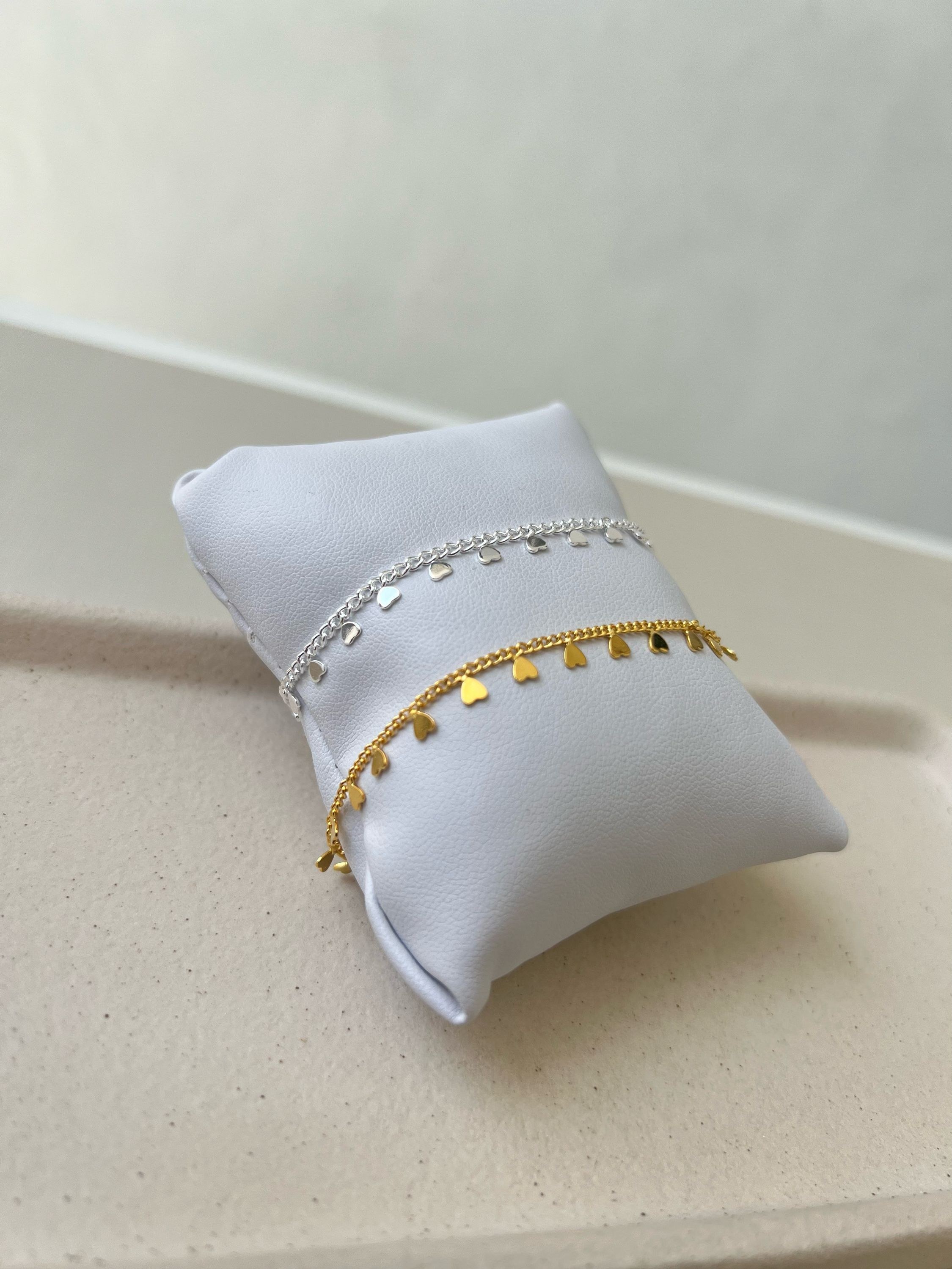 Pulseira fina modelo coração