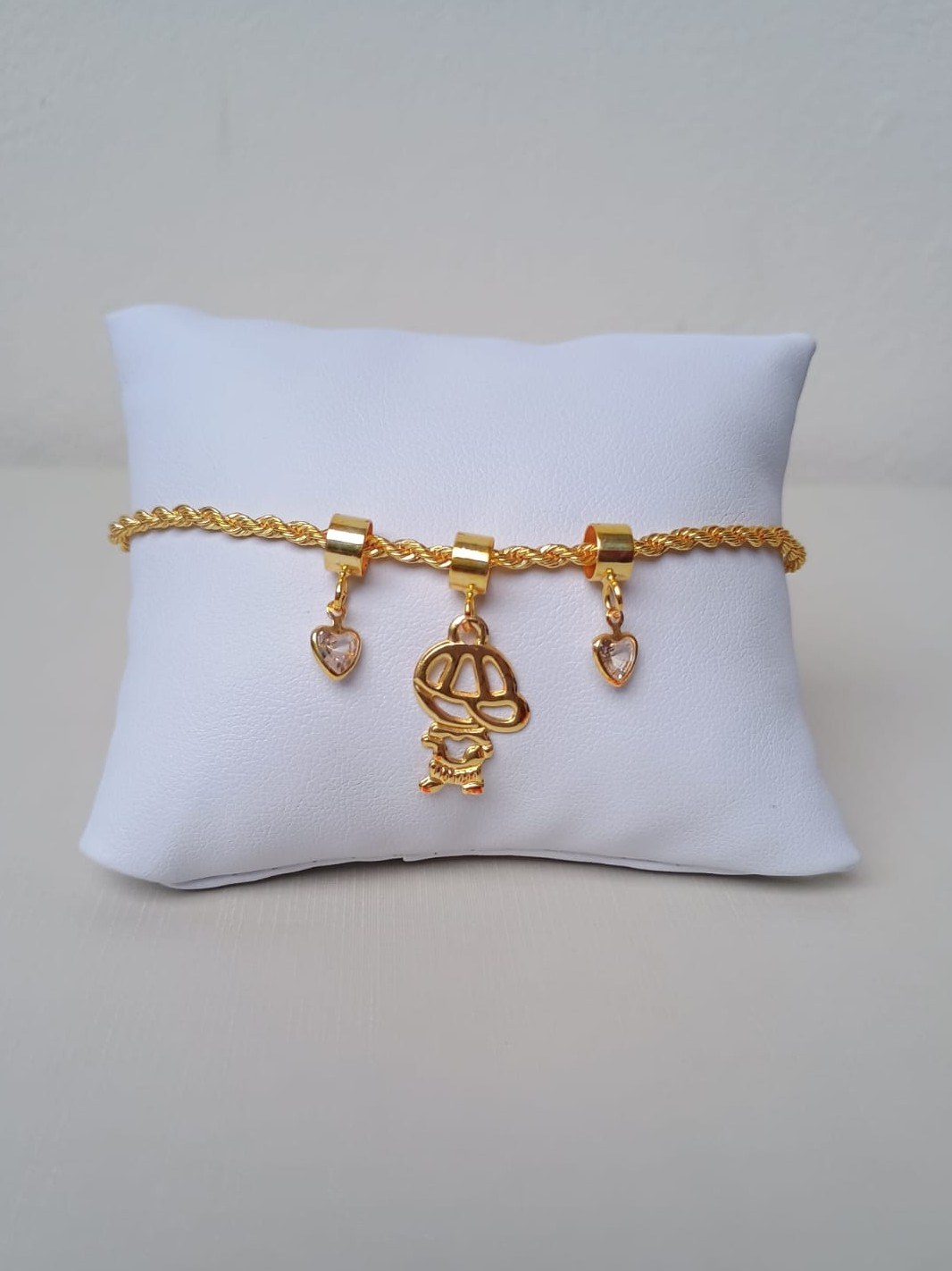 Pulseira com pingente de menino e ponto de luz