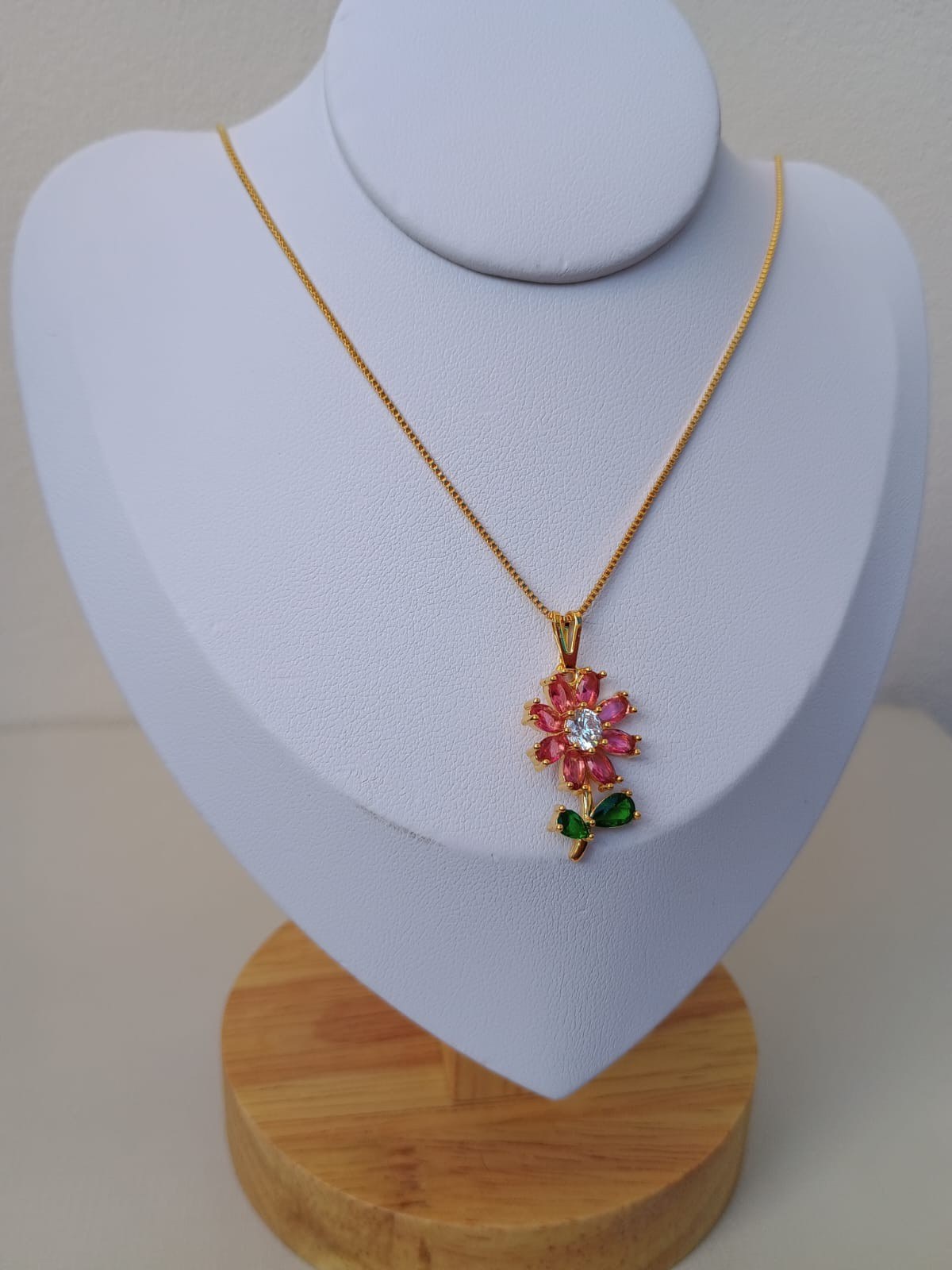 Colar com pingente de flor com zircônia colorida