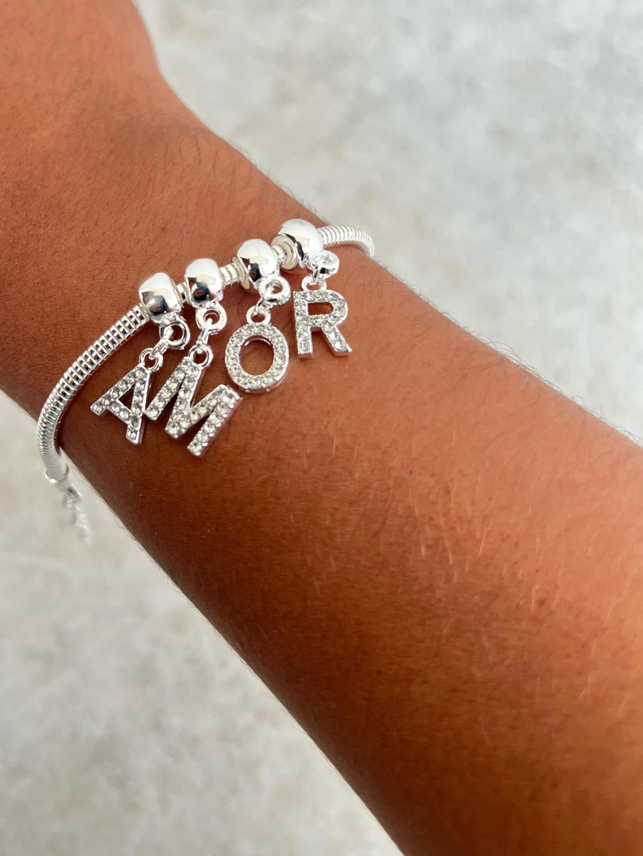 Pulseira pingente amor cravejado de strass
