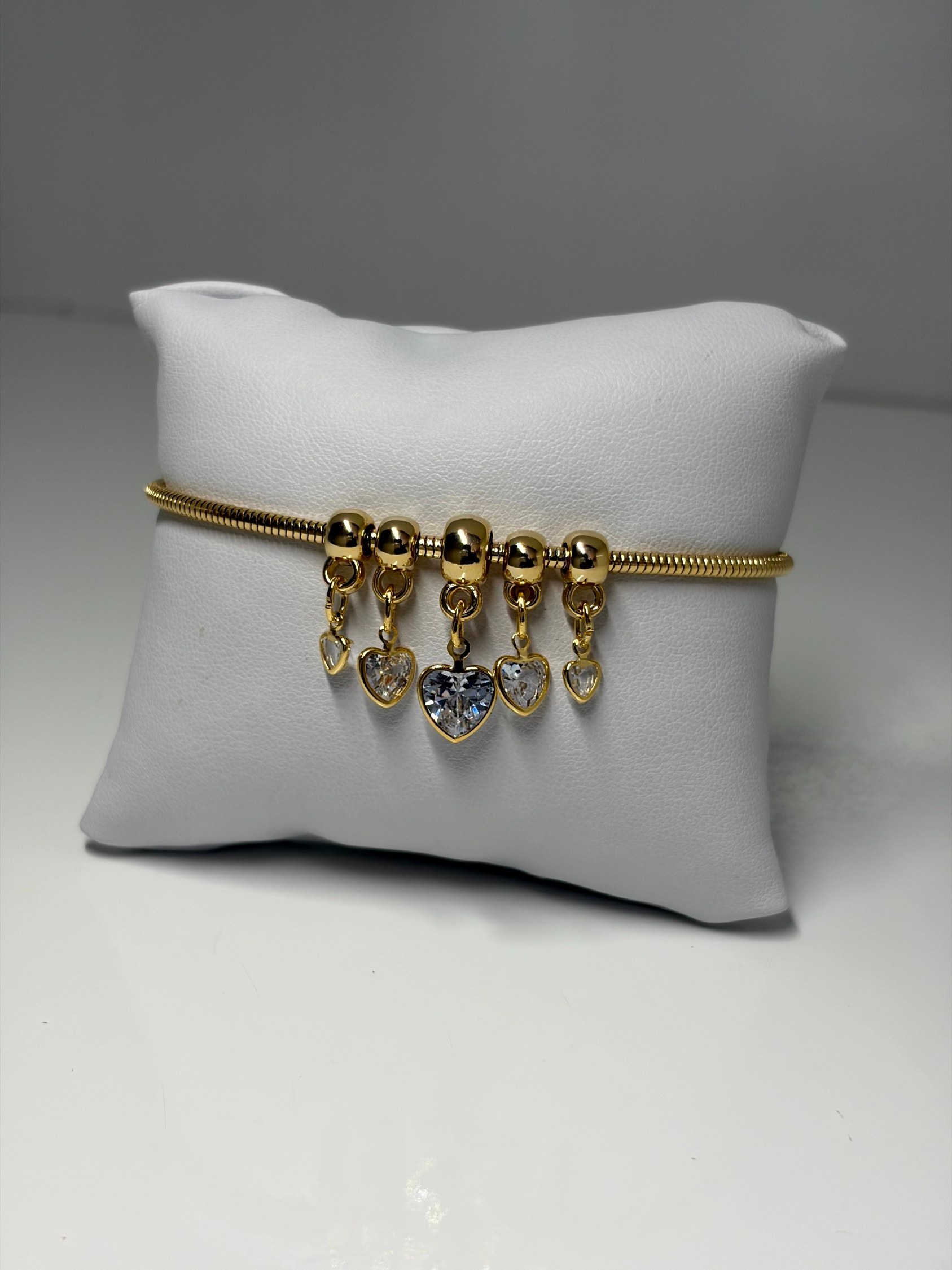 Pulseira com pingentes de coração