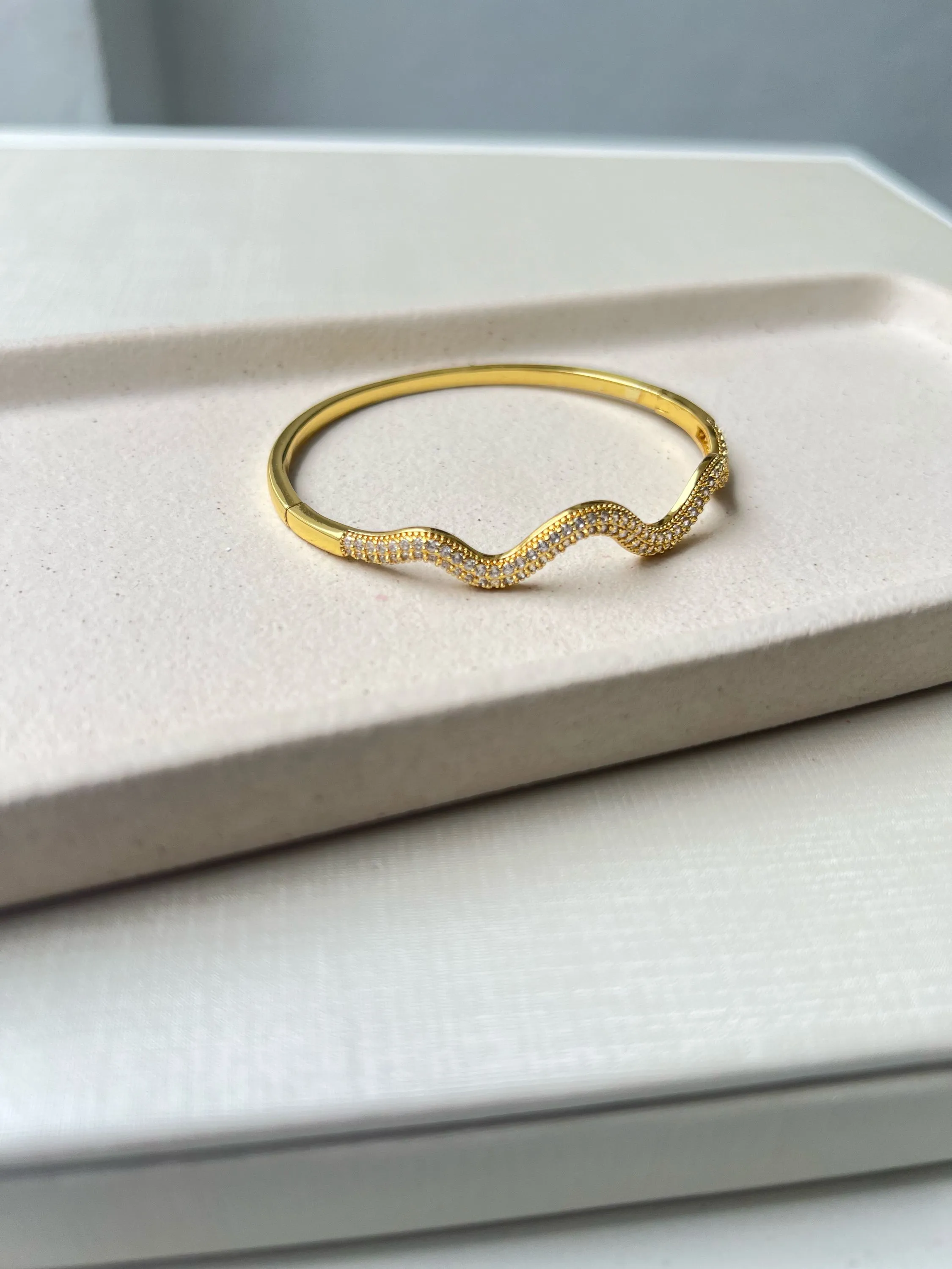 Bracelete fino cravejado de strass