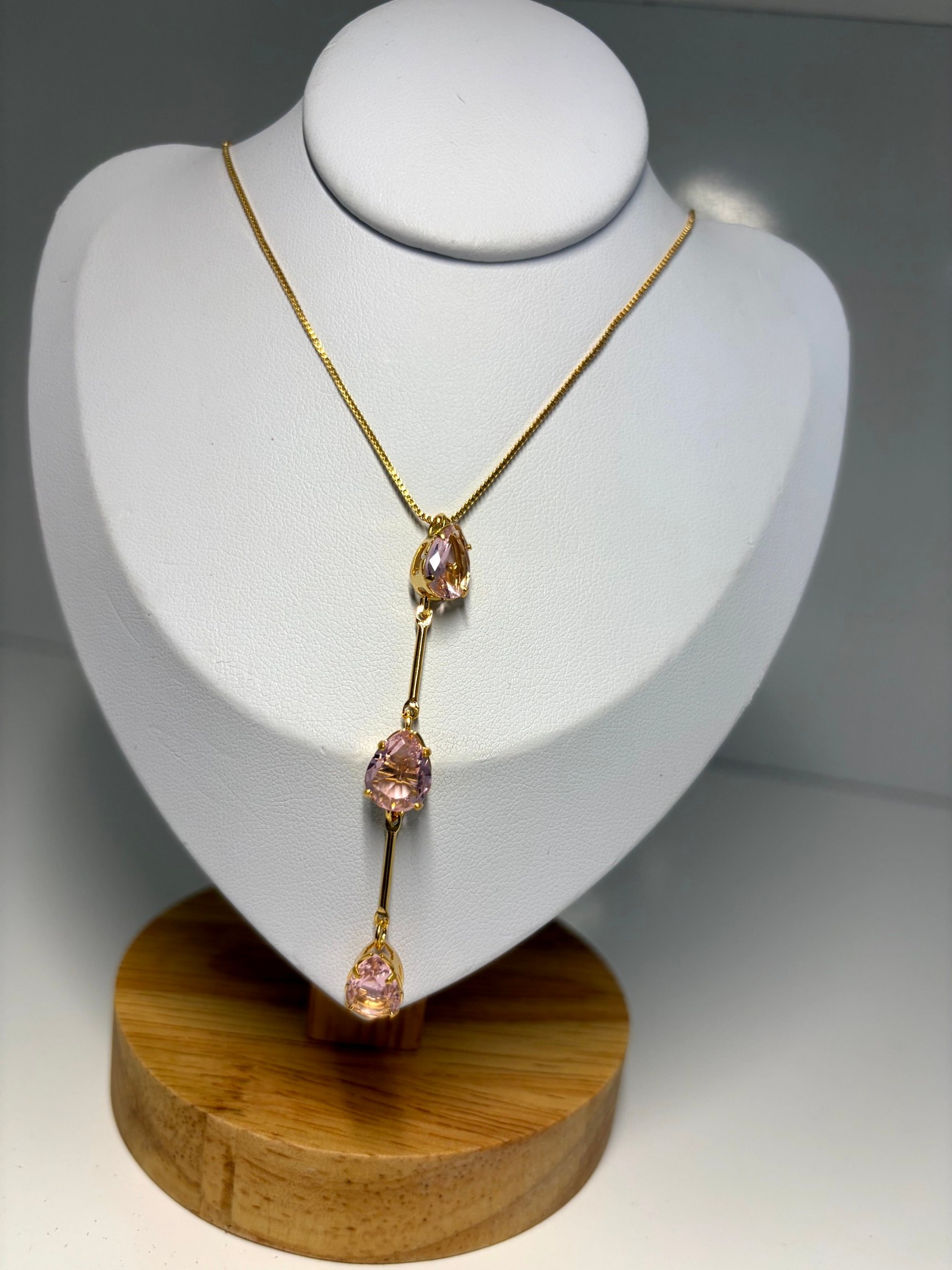 Colar com três gotas rosa